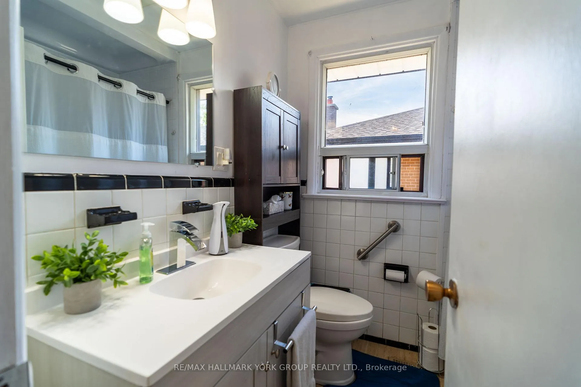 Photo 13 of 51 Eringate Drive, Etobicoke, Eringate-Centennial-West Deane — HOMEH