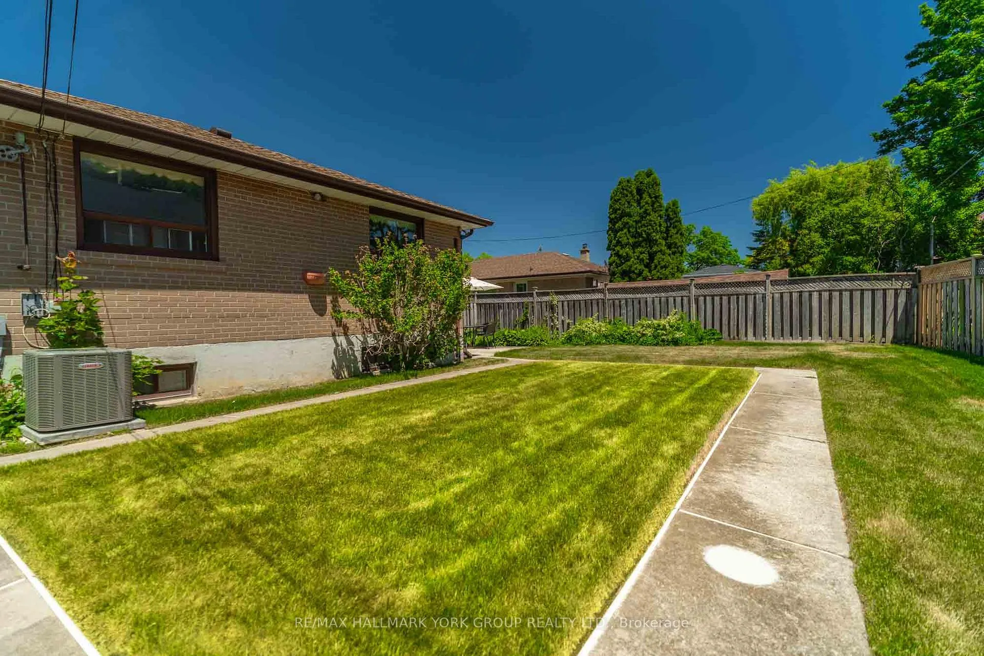Photo 26 of 51 Eringate Drive, Etobicoke, Eringate-Centennial-West Deane — HOMEH