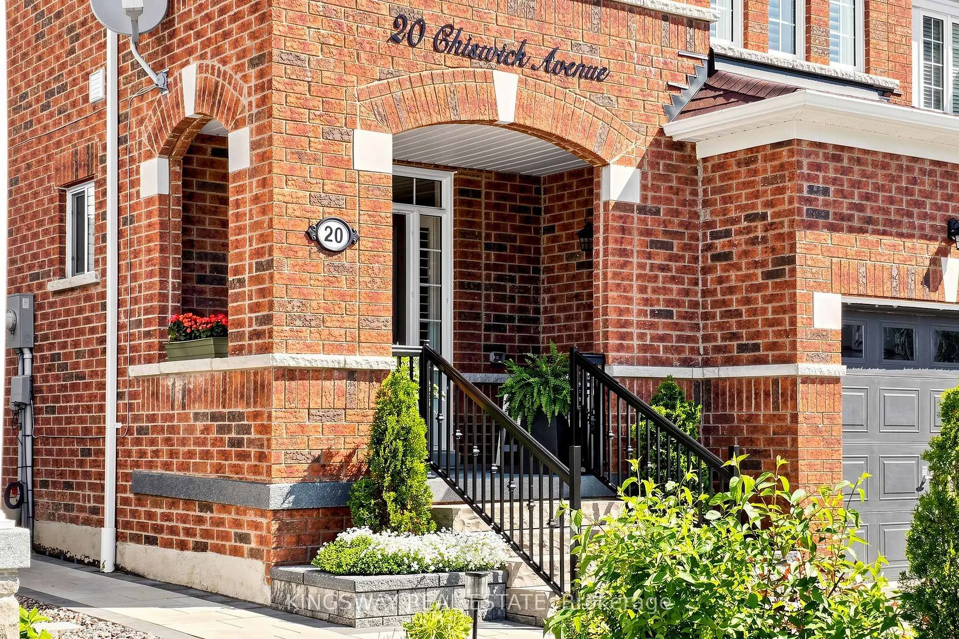 Photo 3 of 20 Chiswick Avenue, Whitby, Brooklin — HOMEH