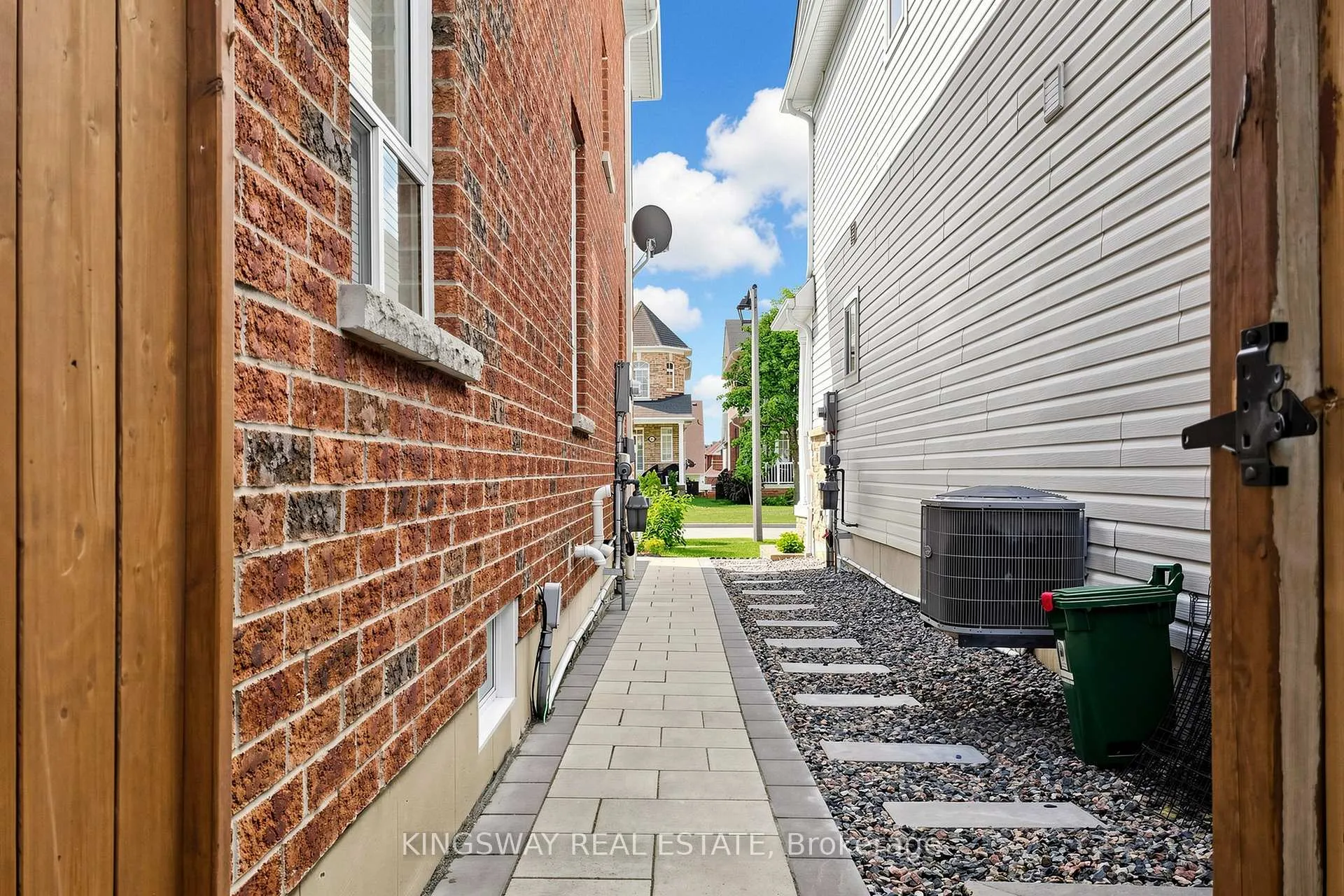 Photo 44 of 20 Chiswick Avenue, Whitby, Brooklin — HOMEH