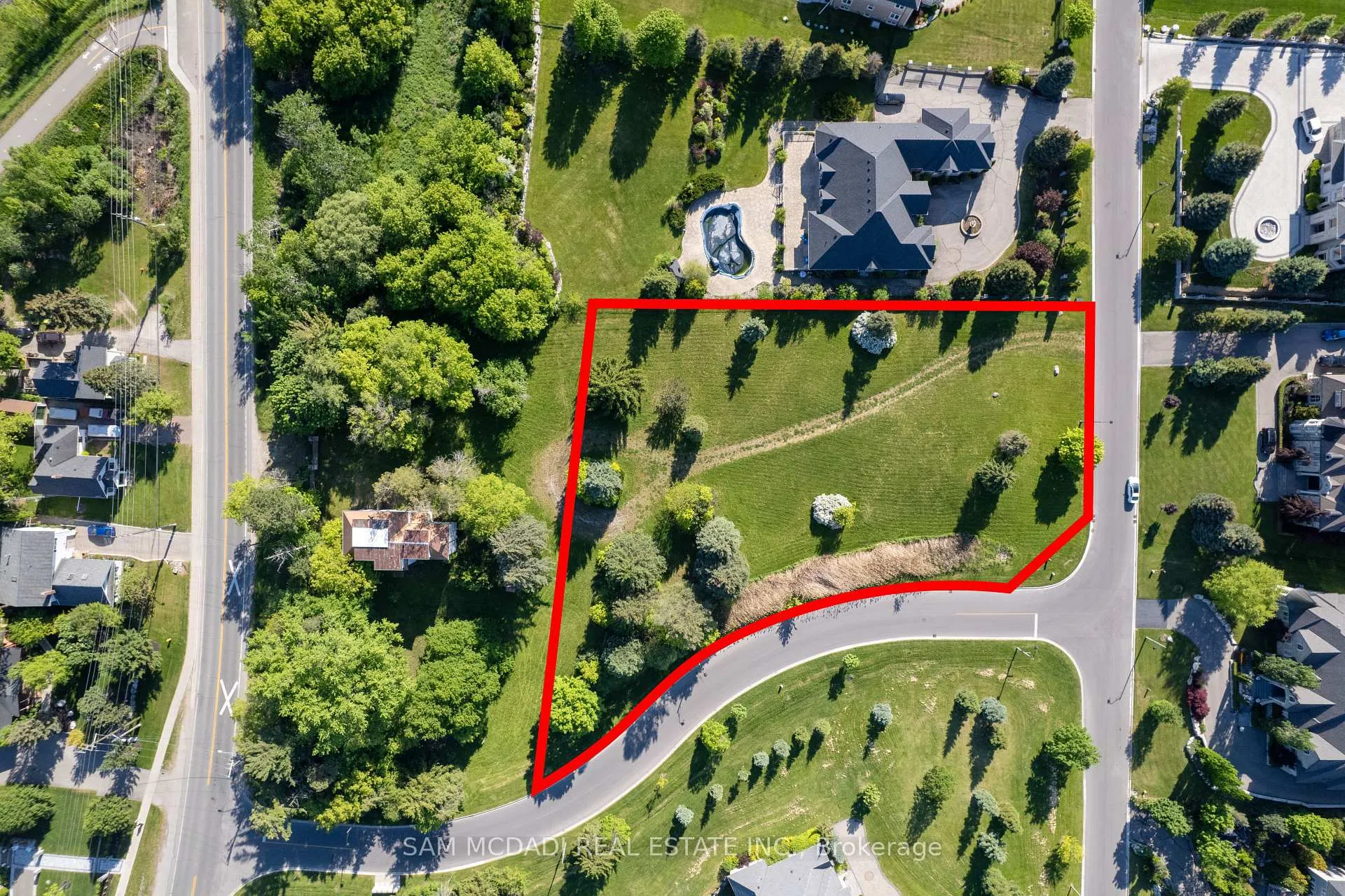 Photo 4 of 16 Charles Cooper Court, Vaughan, Kleinburg — HOMEH