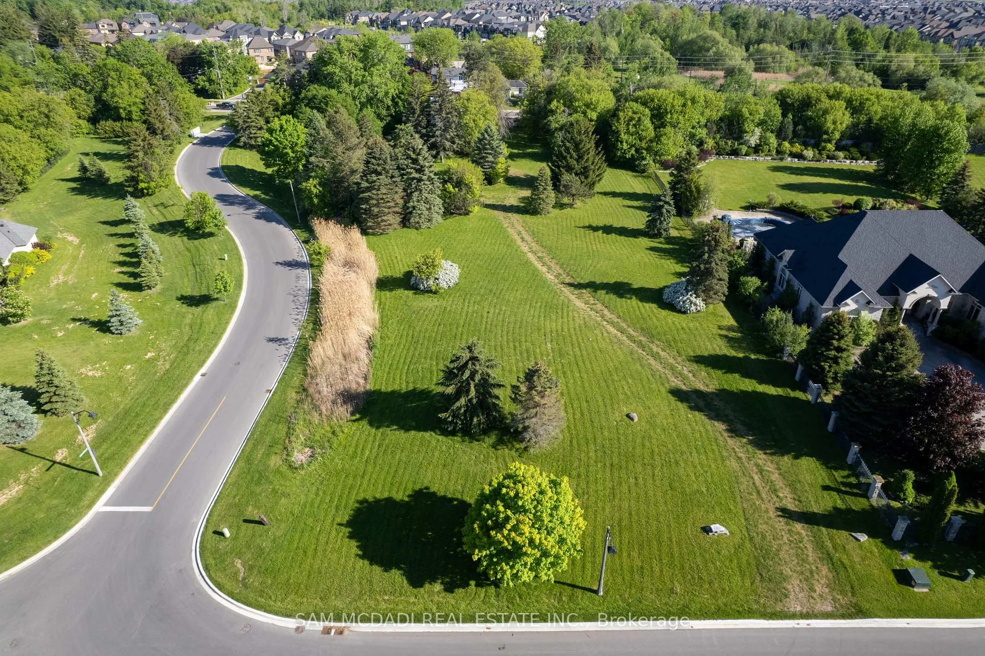 Photo 6 of 16 Charles Cooper Court, Vaughan, Kleinburg — HOMEH
