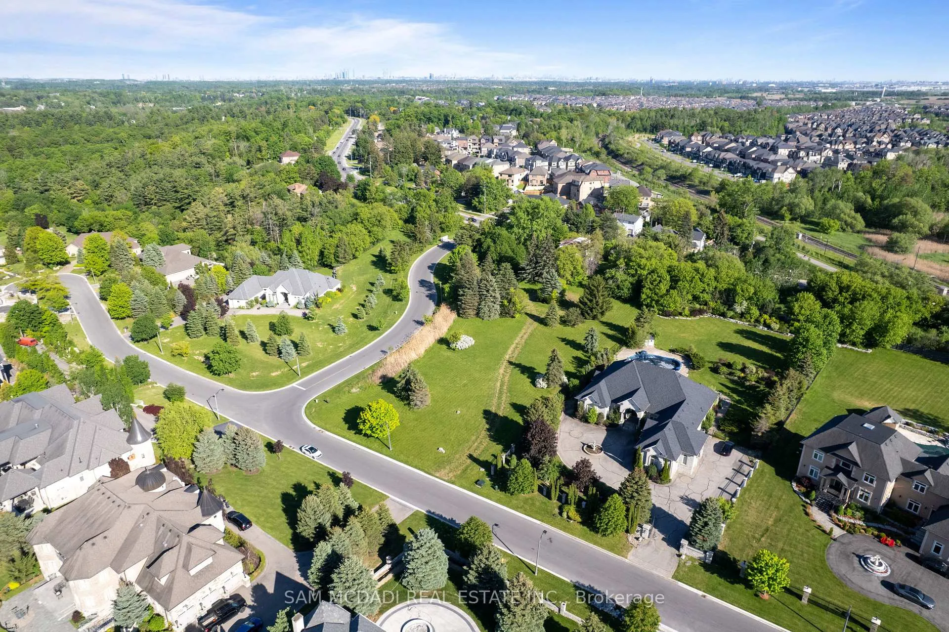 Photo 8 of 16 Charles Cooper Court, Vaughan, Kleinburg — HOMEH