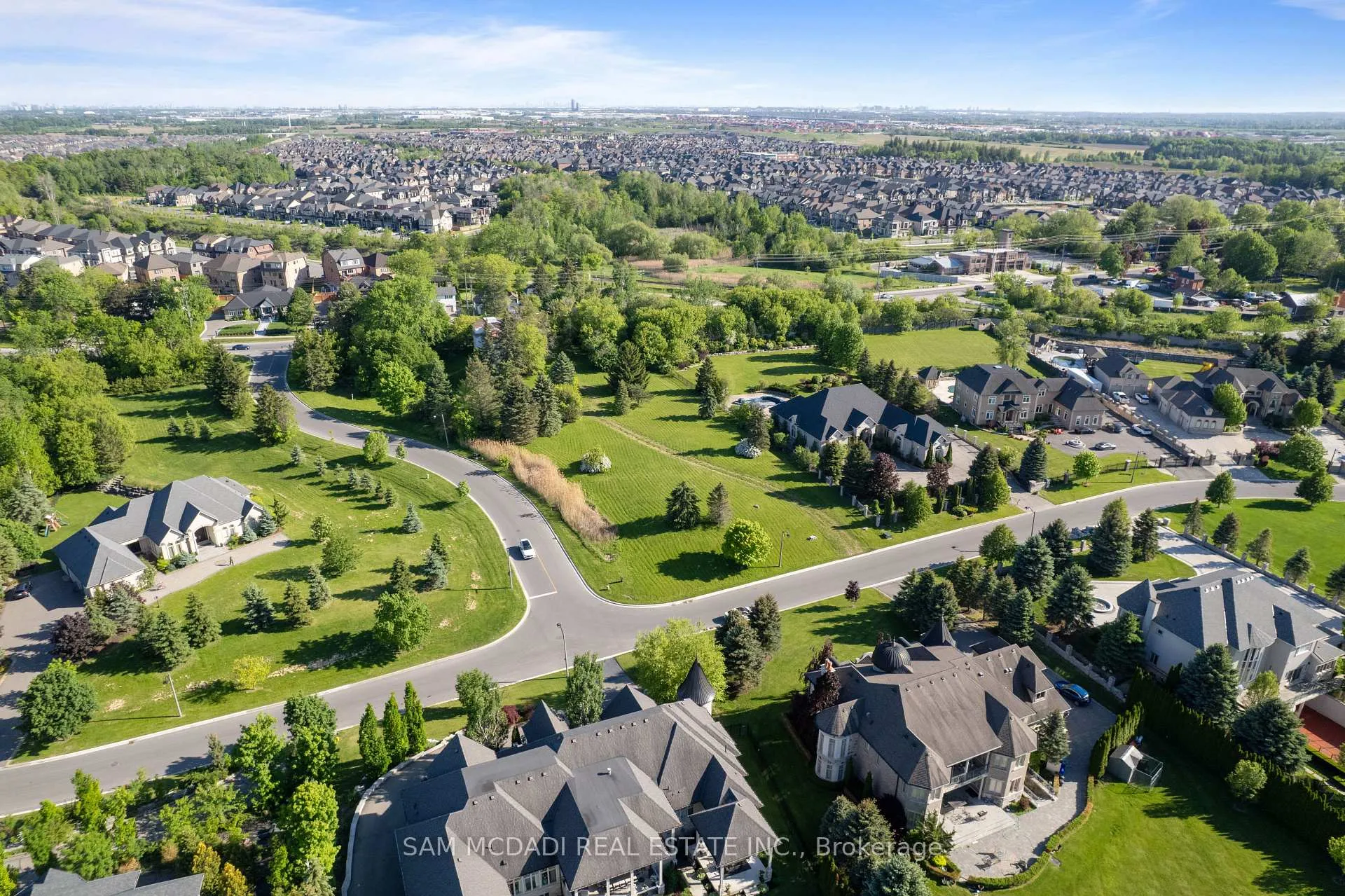 Photo 9 of 16 Charles Cooper Court, Vaughan, Kleinburg — HOMEH