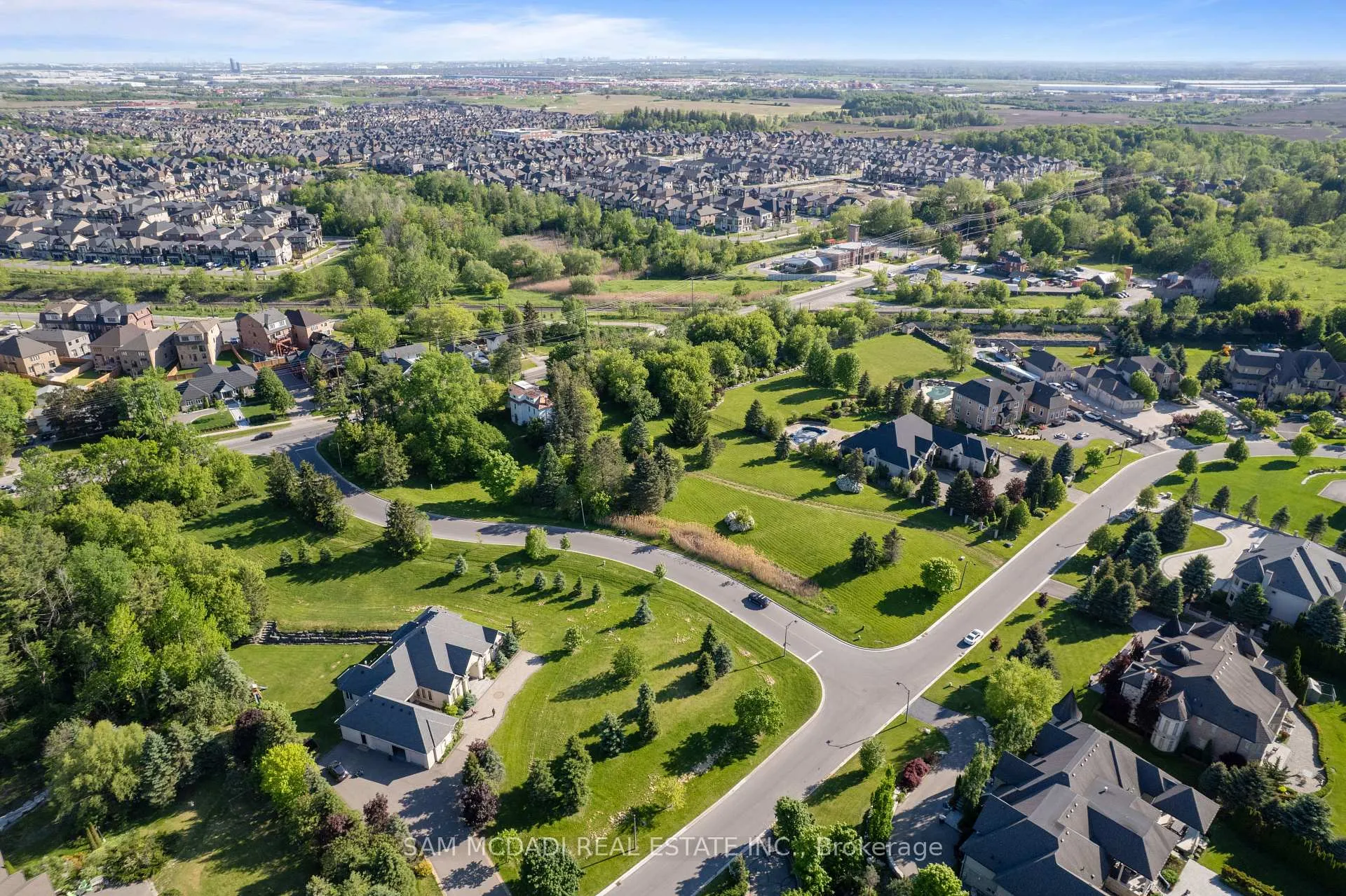 Photo 10 of 16 Charles Cooper Court, Vaughan, Kleinburg — HOMEH