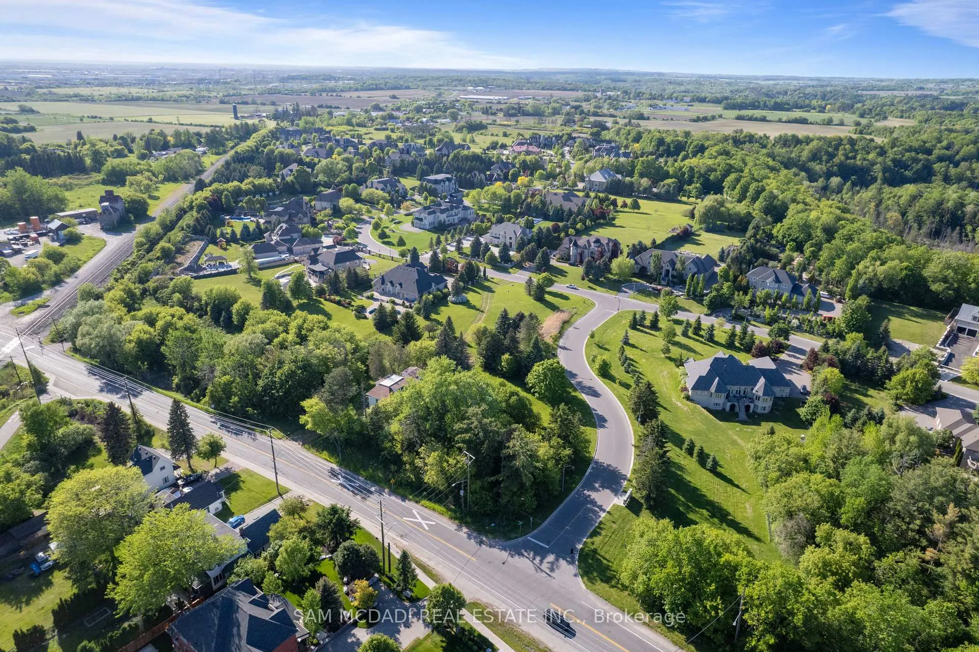 Photo 11 of 16 Charles Cooper Court, Vaughan, Kleinburg — HOMEH