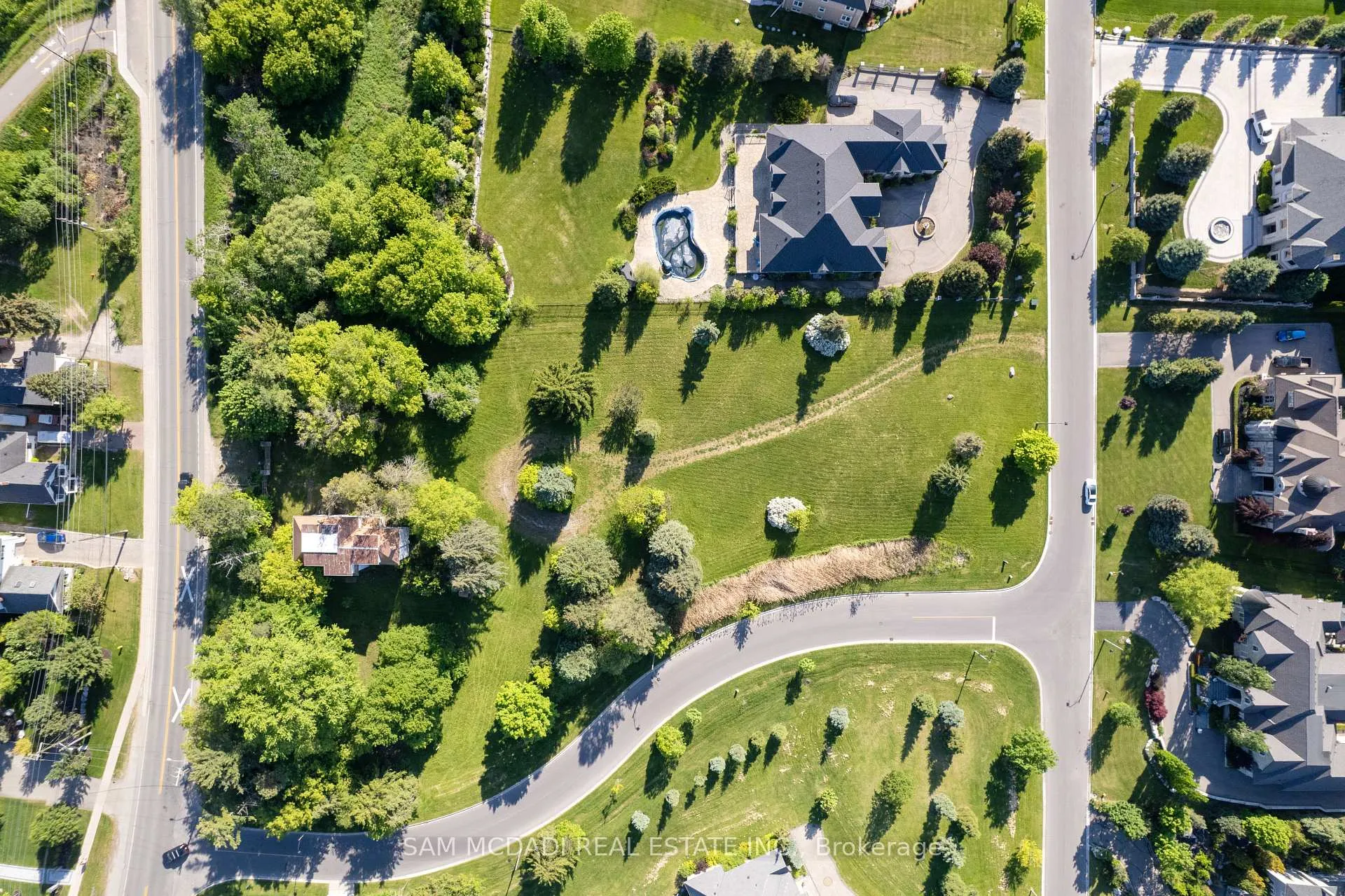 Photo 12 of 16 Charles Cooper Court, Vaughan, Kleinburg — HOMEH