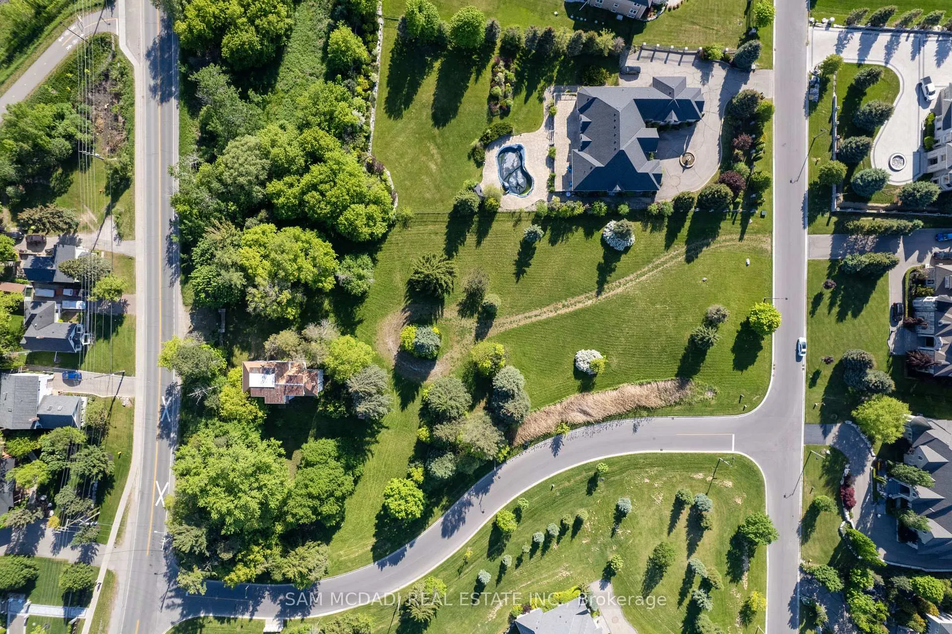 Photo 13 of 16 Charles Cooper Court, Vaughan, Kleinburg — HOMEH