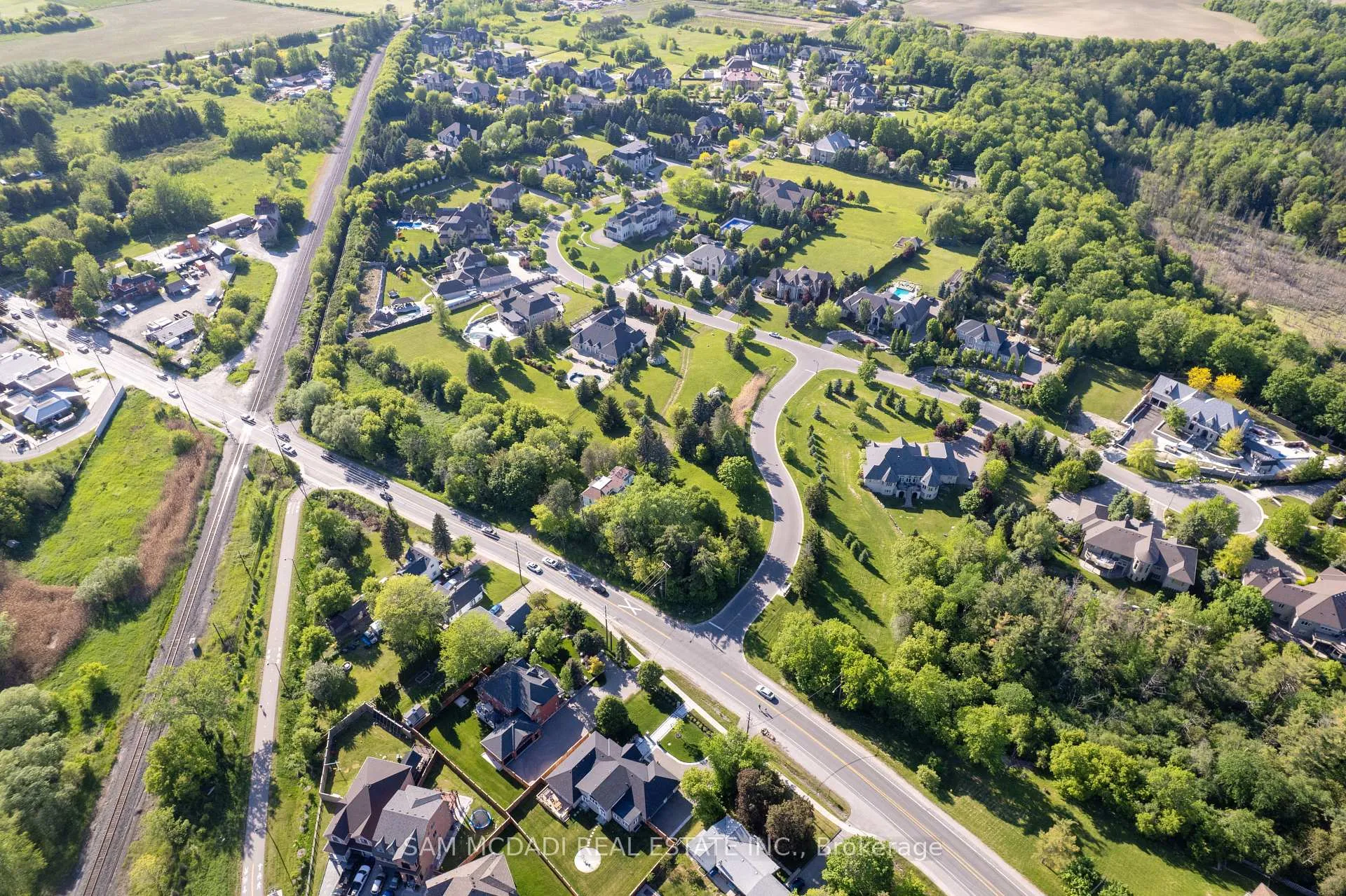 Photo 14 of 16 Charles Cooper Court, Vaughan, Kleinburg — HOMEH