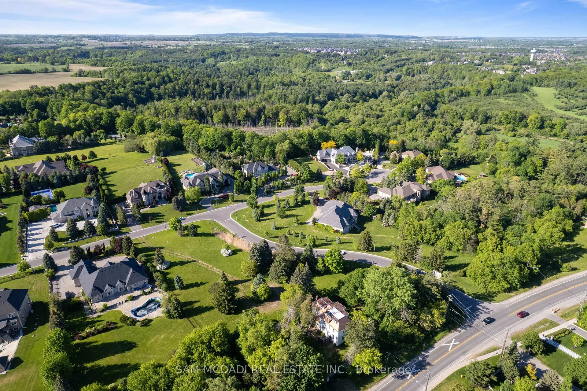 Photo 17 of 16 Charles Cooper Court, Vaughan, Kleinburg — HOMEH