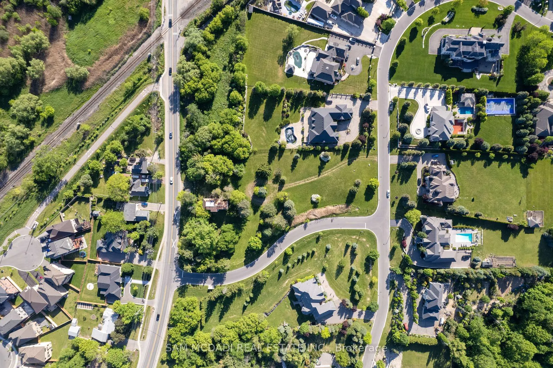 Photo 18 of 16 Charles Cooper Court, Vaughan, Kleinburg — HOMEH
