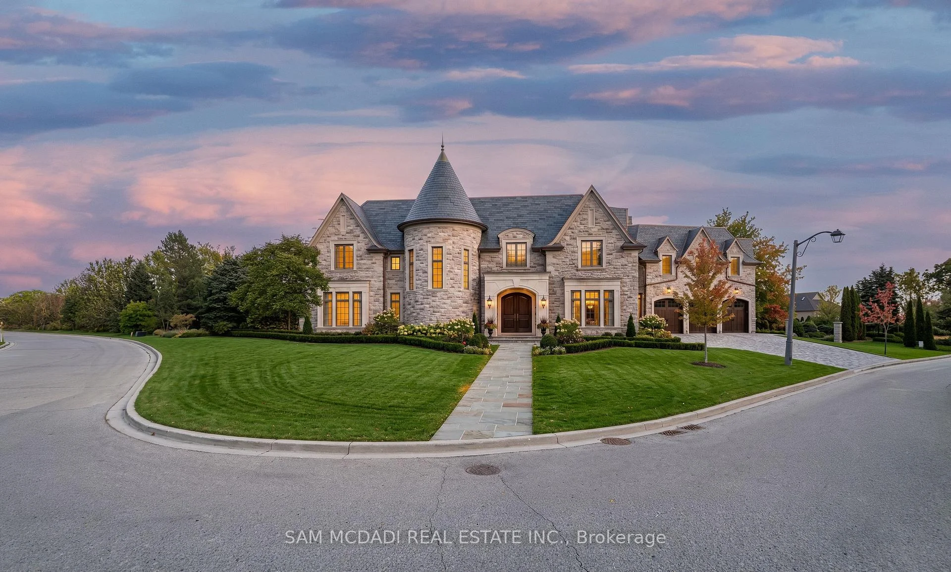 Photo 3 of 16 Charles Cooper Court, Vaughan, Kleinburg — HOMEH