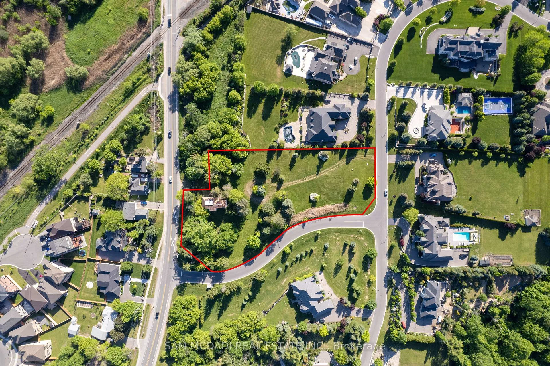 Photo 20 of 16 Charles Cooper Court, Vaughan, Kleinburg — HOMEH