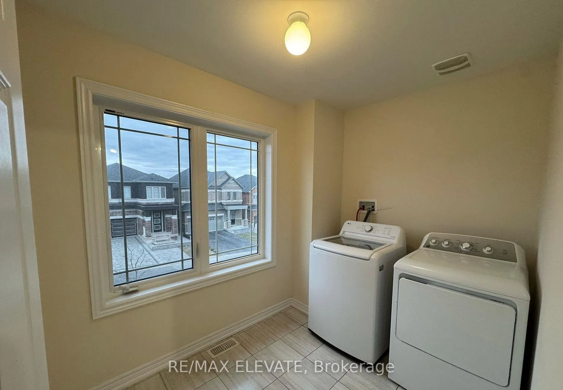 Photo 4 of 1187 Enchanted Crescent, Pickering, Rural Pickering — HOMEH