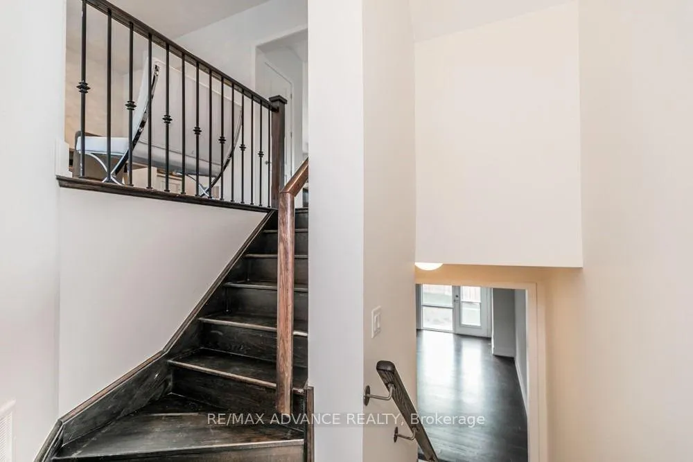 Photo 5 of 12 Cambray Road, Vaughan, Patterson — HOMEH