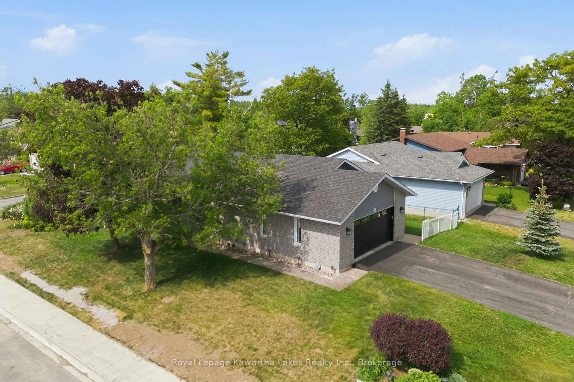 Photo 3 of 39 Cedartree Lane, Kawartha Lakes, Bobcaygeon — HOMEH
