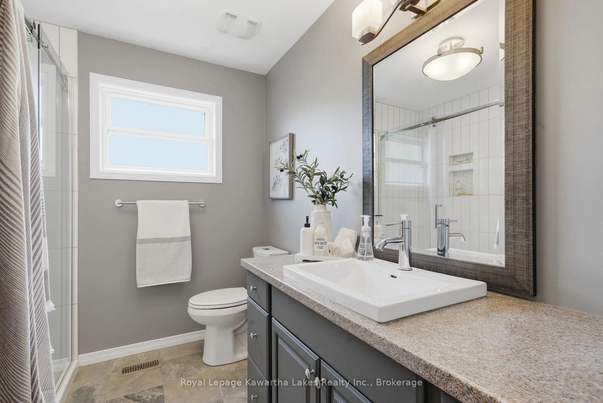 Photo 8 of 39 Cedartree Lane, Kawartha Lakes, Bobcaygeon — HOMEH