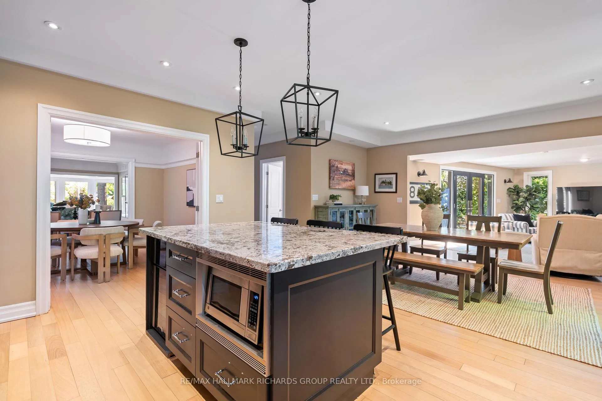 Photo 11 of 10 Springbank Avenue, Scarborough, Birchcliffe-Cliffside — HOMEH