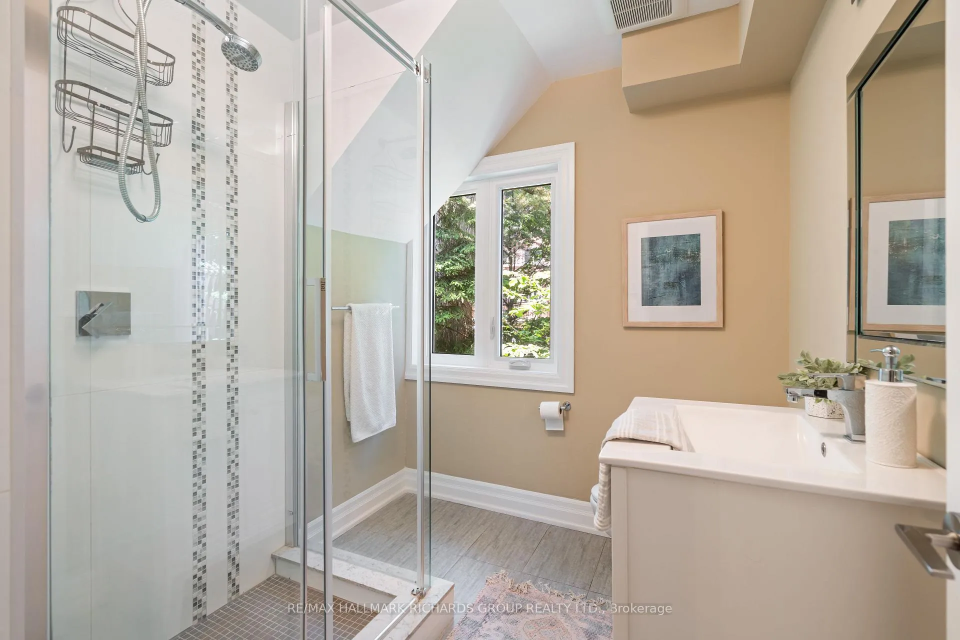 Photo 25 of 10 Springbank Avenue, Scarborough, Birchcliffe-Cliffside — HOMEH
