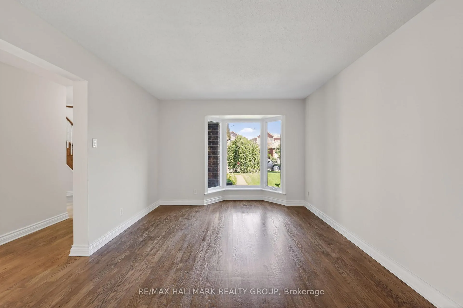 Photo 8 of 1426 Progress Place, Ottawa, Pineview — HOMEH