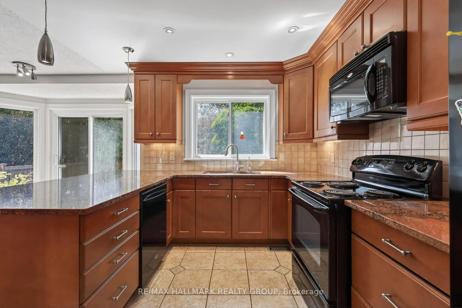 Photo 14 of 1426 Progress Place, Ottawa, Pineview — HOMEH