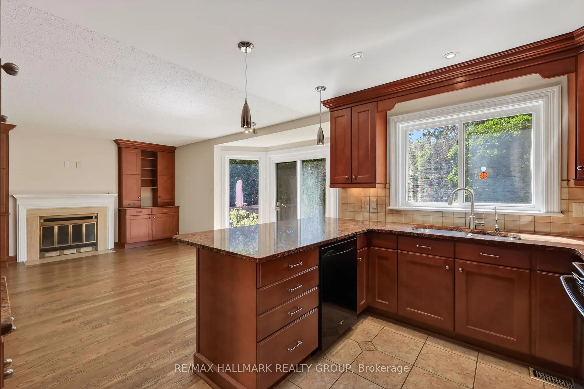Photo 16 of 1426 Progress Place, Ottawa, Pineview — HOMEH