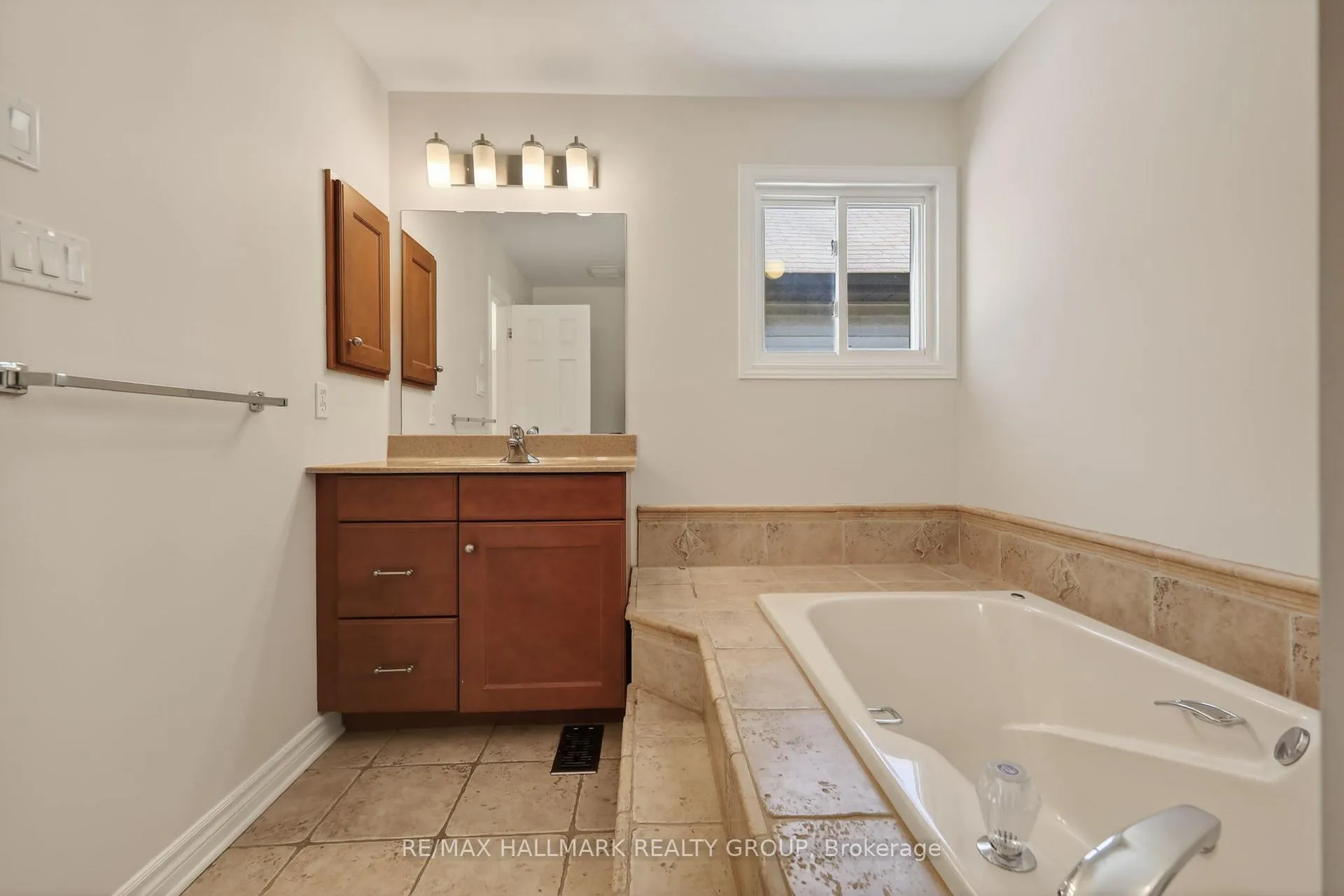 Photo 28 of 1426 Progress Place, Ottawa, Pineview — HOMEH