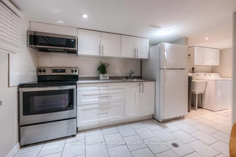 Photo 3 of 28 Coach Hill Drive, Kitchener, Country Hills — HOMEH