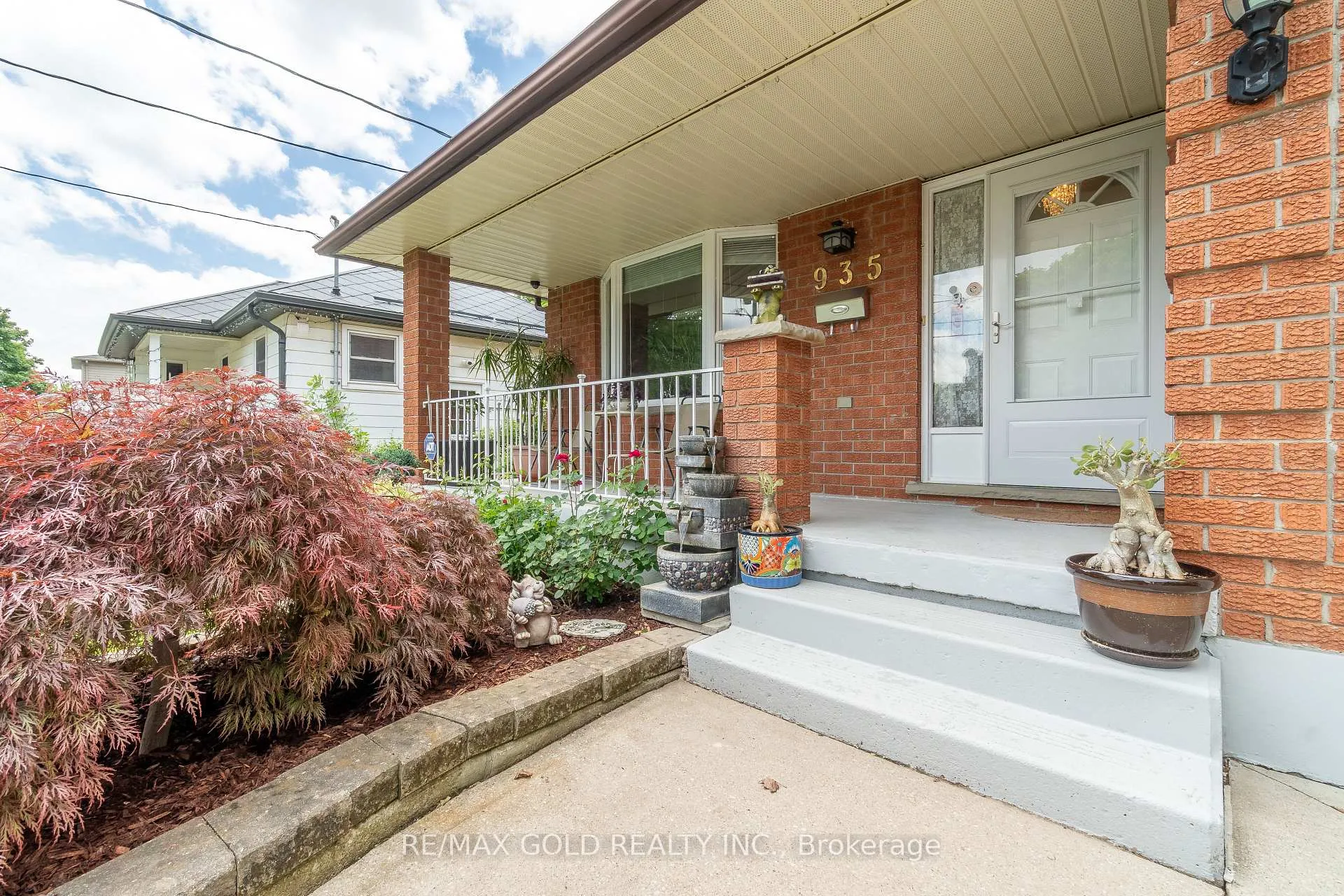 Photo 2 of 935 Willow Drive, London, South Y — HOMEH