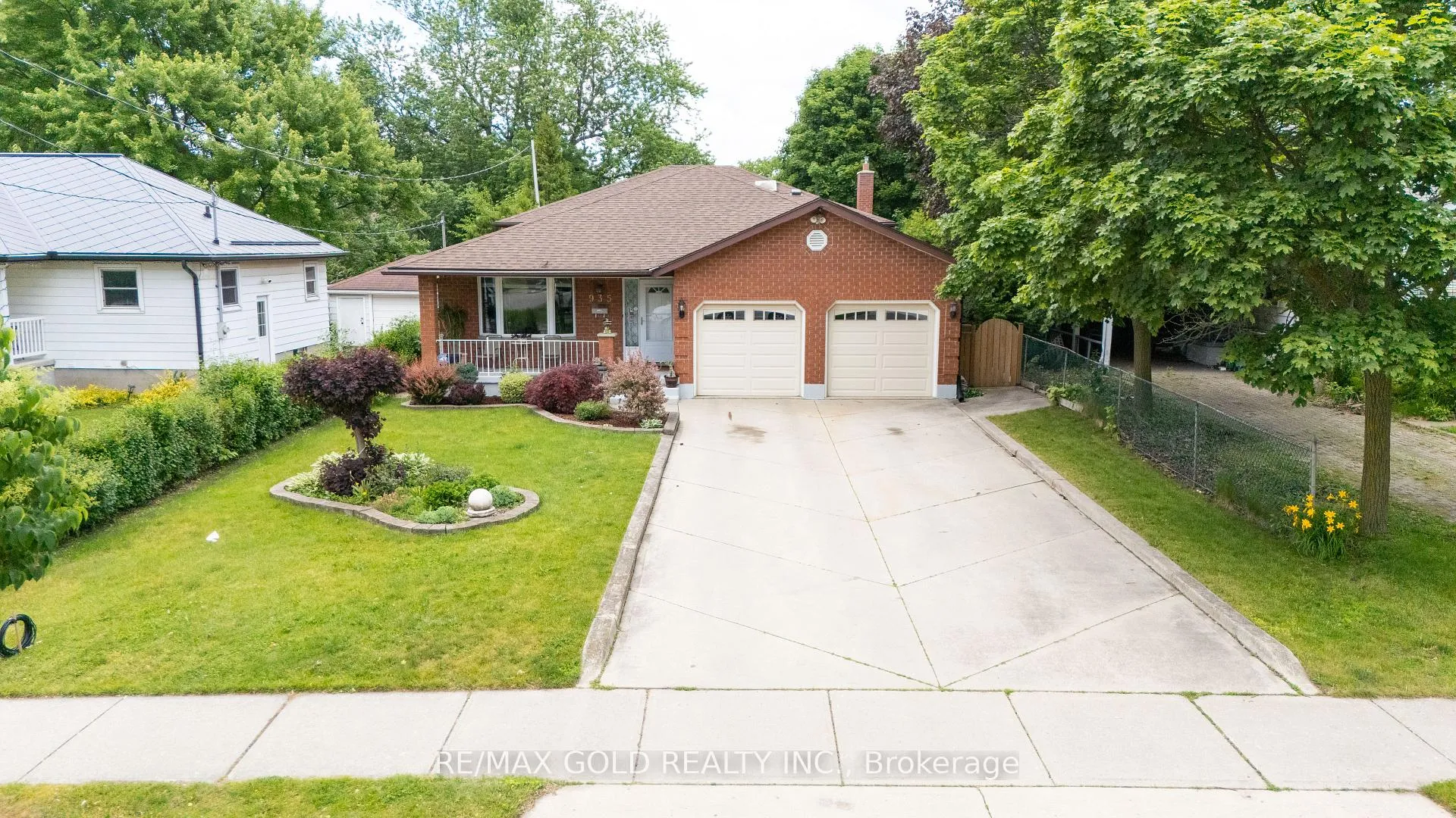 Photo 1 of 935 Willow Drive, London, South Y — HOMEH