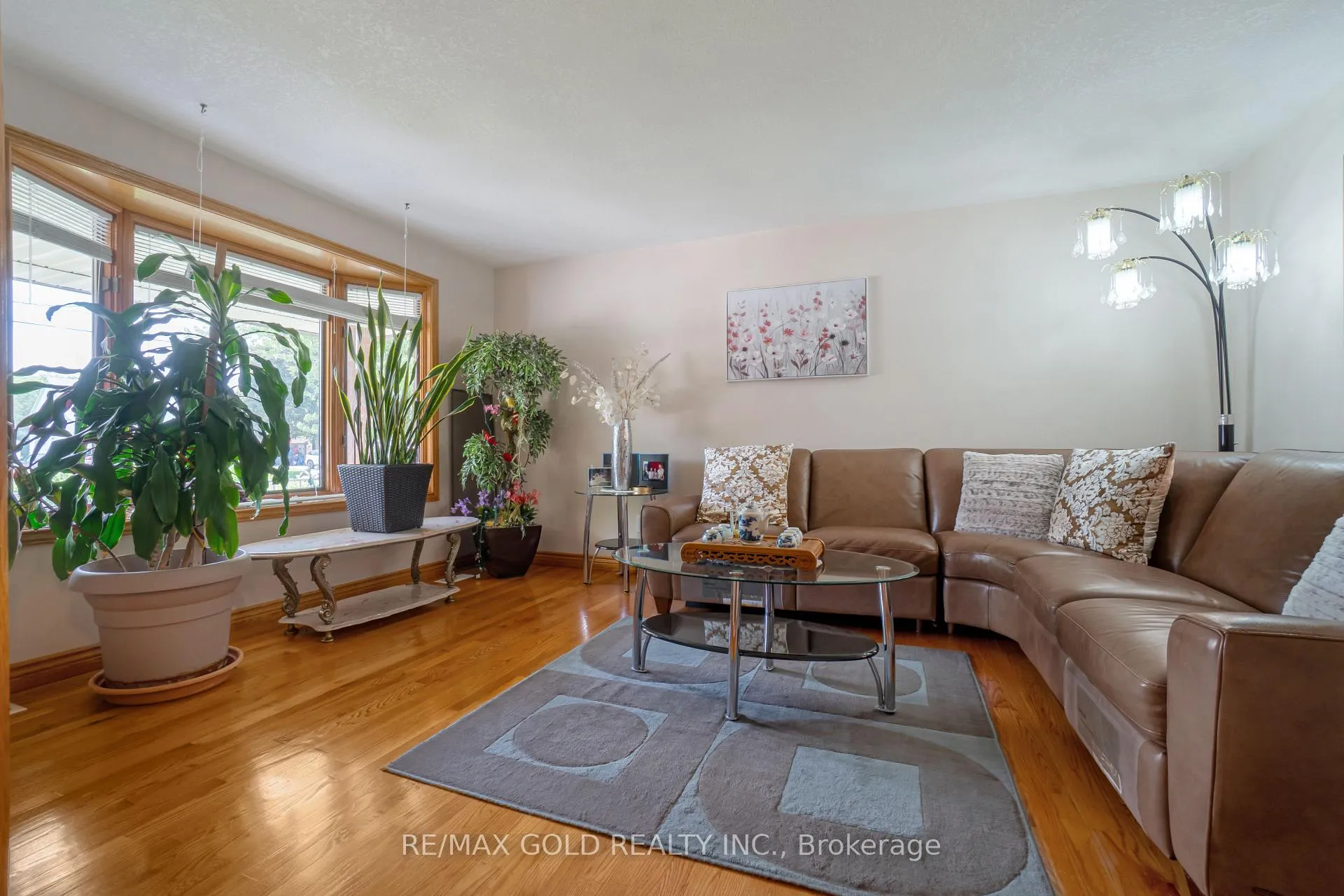 Photo 5 of 935 Willow Drive, London, South Y — HOMEH