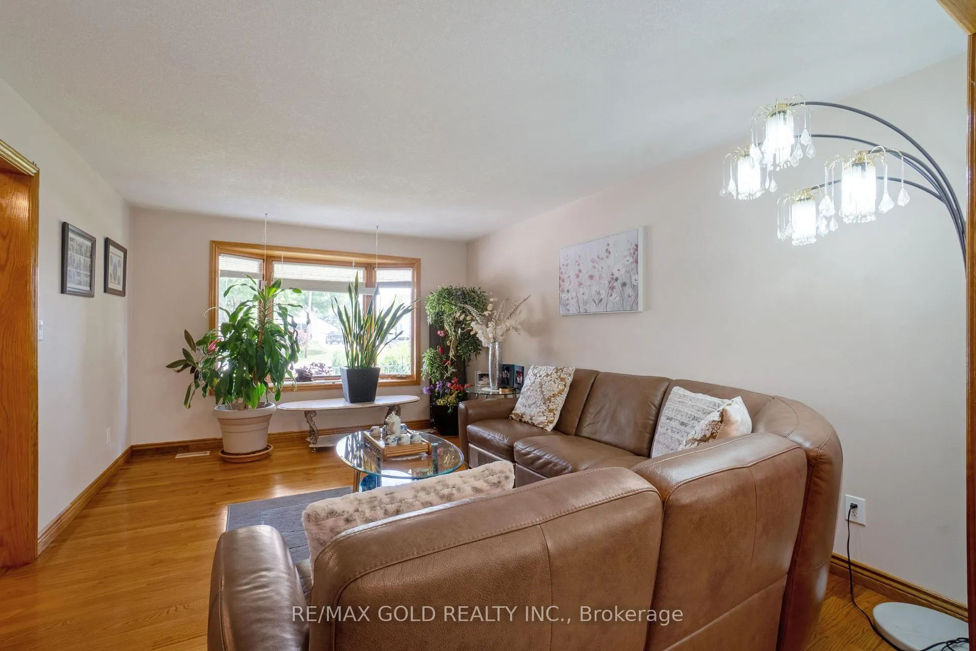 Photo 6 of 935 Willow Drive, London, South Y — HOMEH