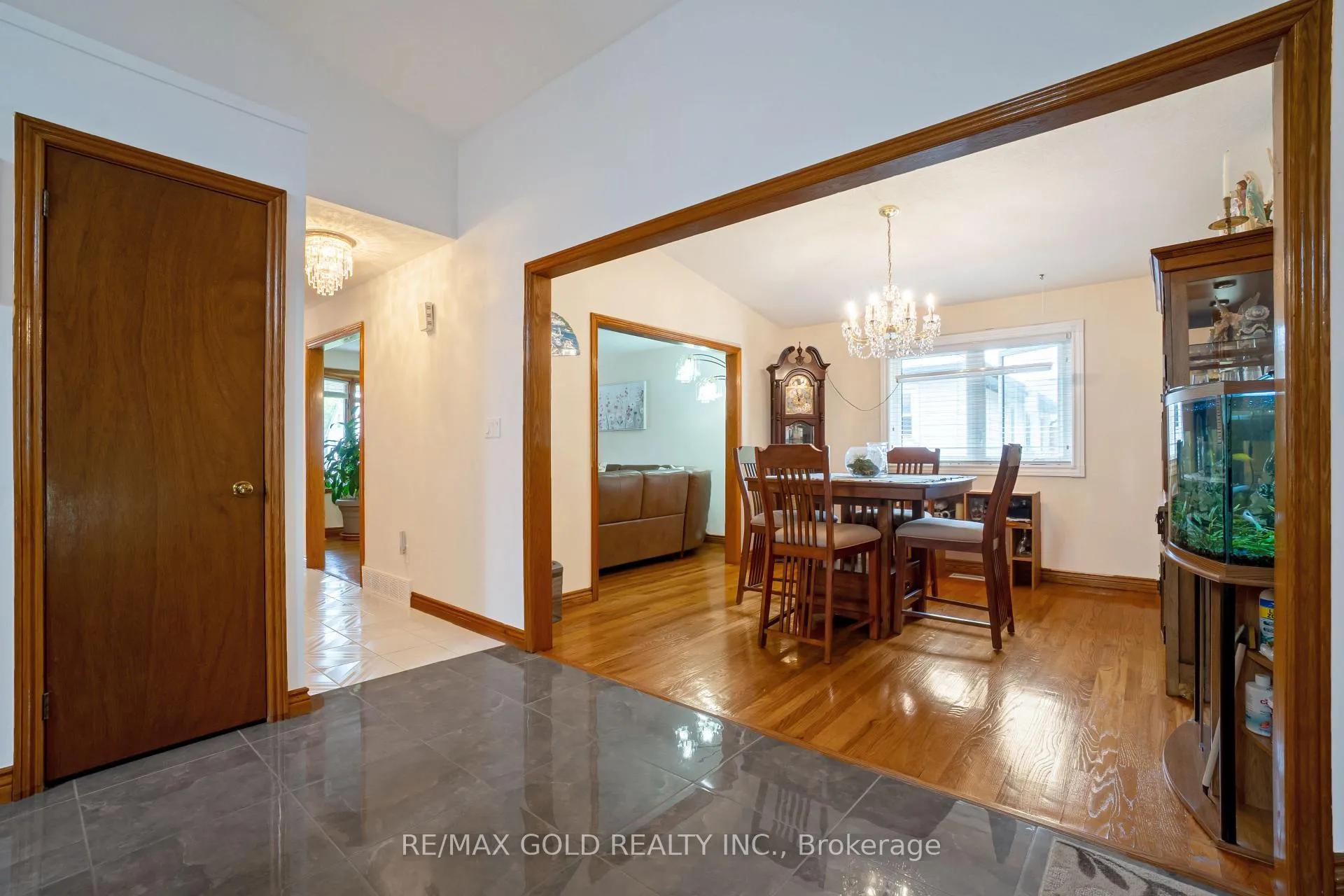 Photo 7 of 935 Willow Drive, London, South Y — HOMEH