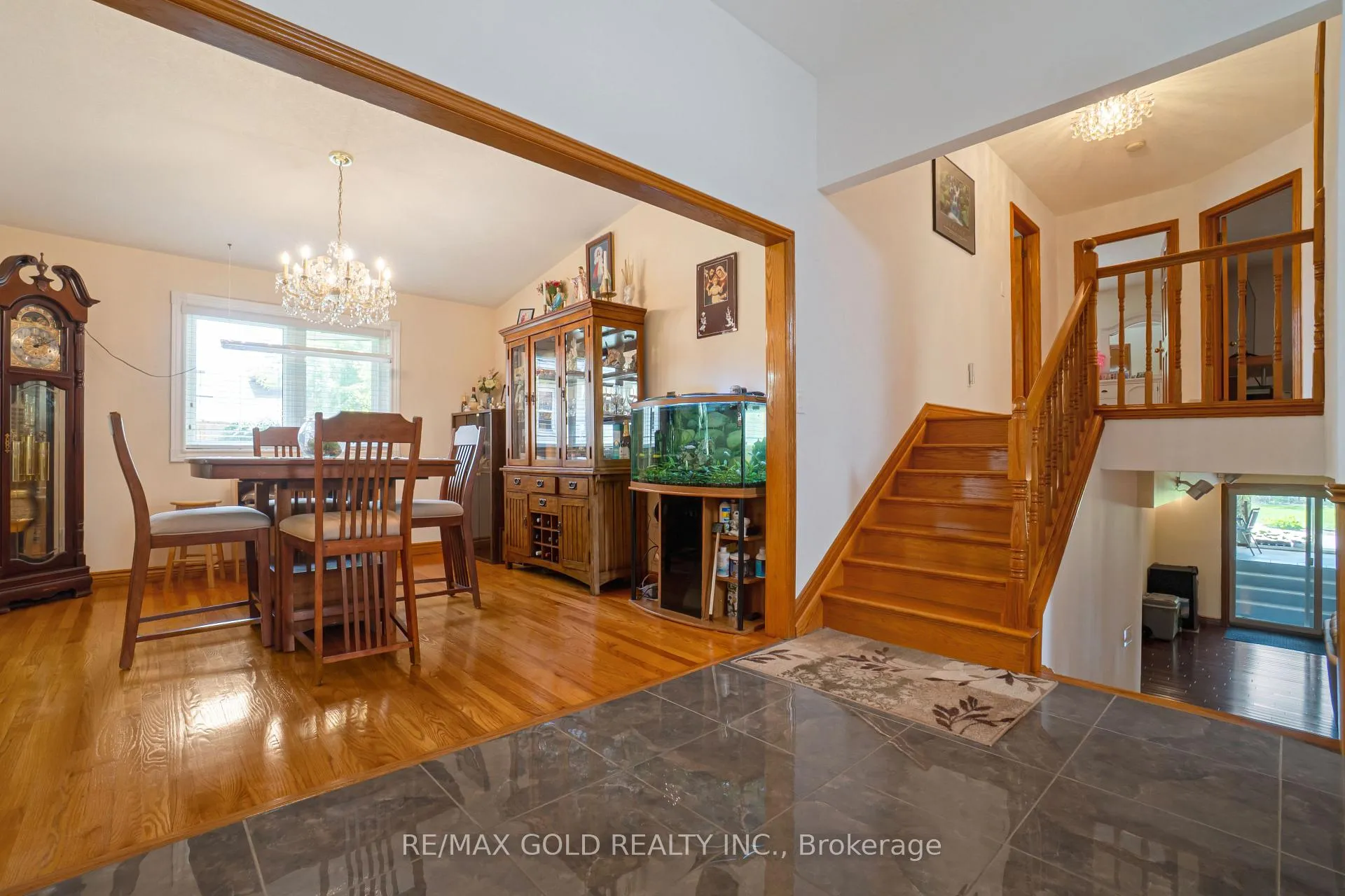 Photo 8 of 935 Willow Drive, London, South Y — HOMEH
