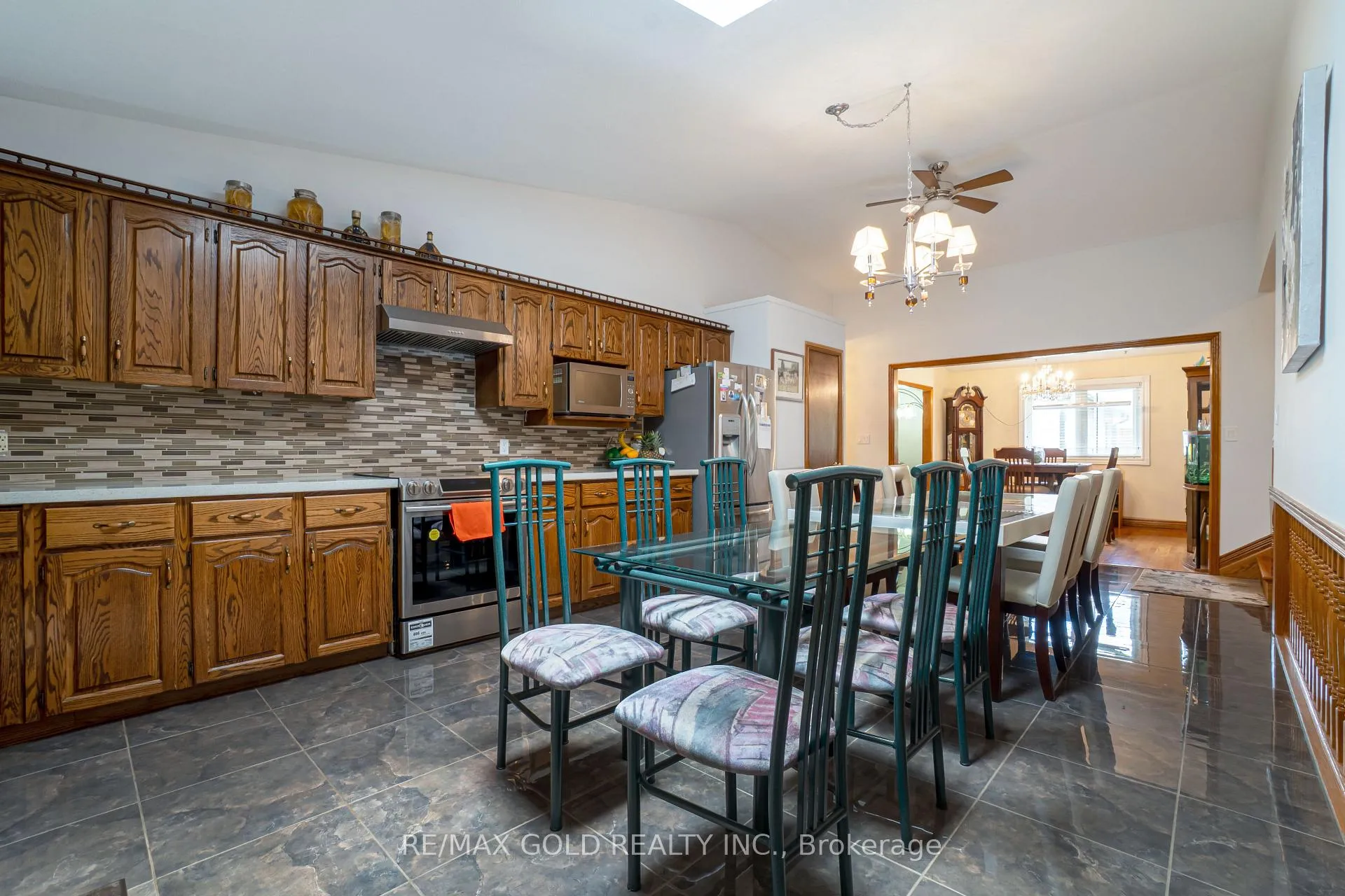 Photo 10 of 935 Willow Drive, London, South Y — HOMEH