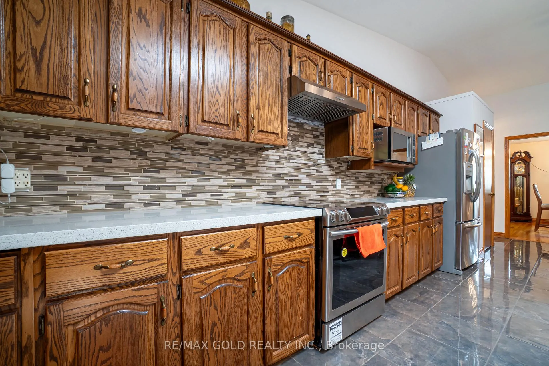 Photo 12 of 935 Willow Drive, London, South Y — HOMEH