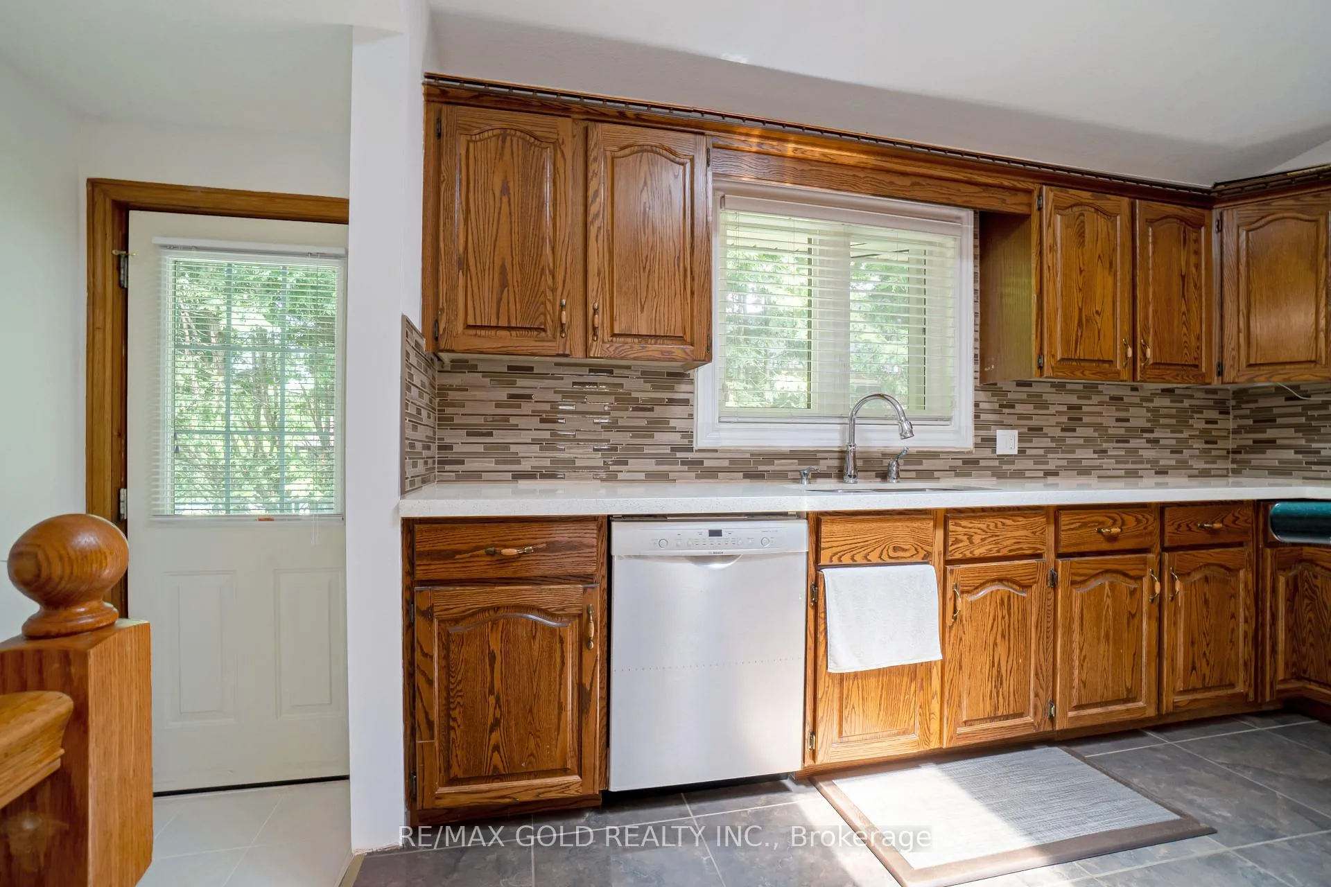 Photo 13 of 935 Willow Drive, London, South Y — HOMEH