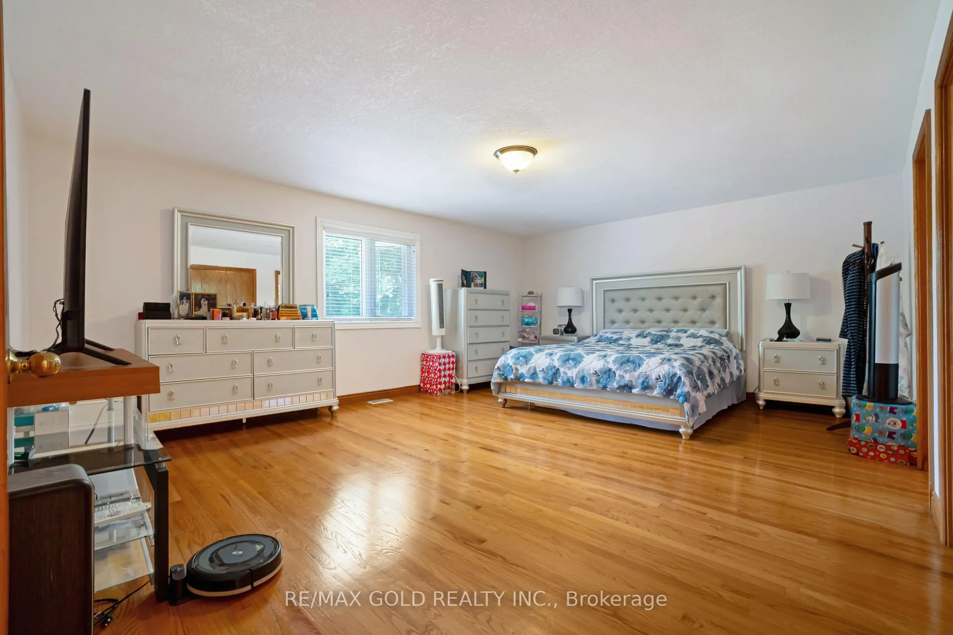 Photo 14 of 935 Willow Drive, London, South Y — HOMEH