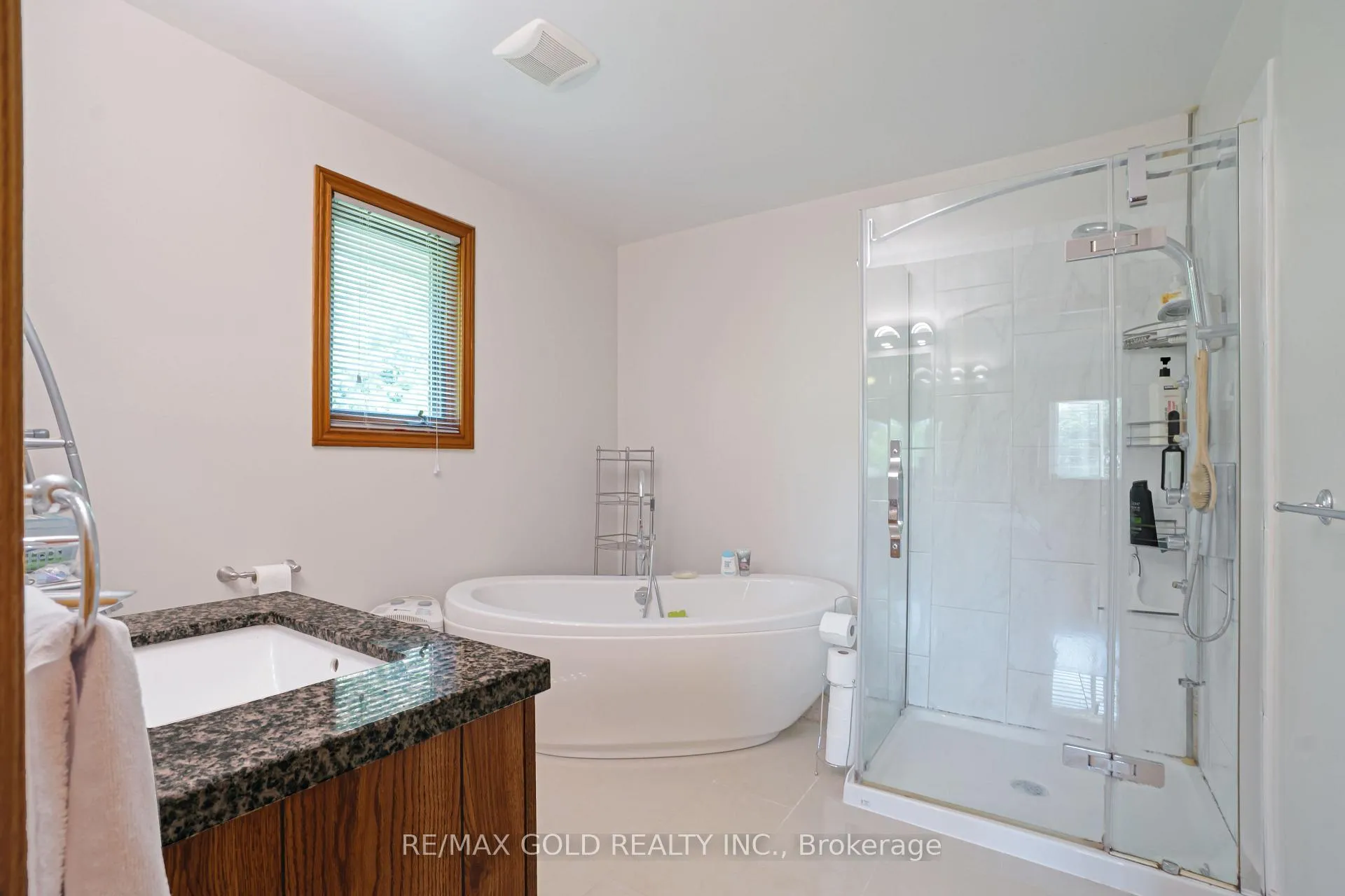 Photo 16 of 935 Willow Drive, London, South Y — HOMEH