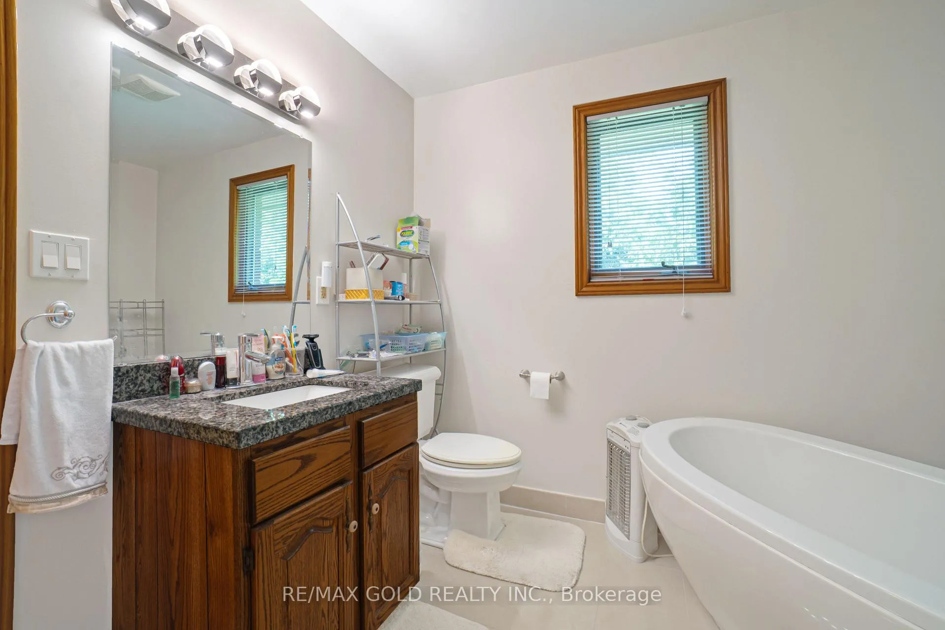 Photo 17 of 935 Willow Drive, London, South Y — HOMEH