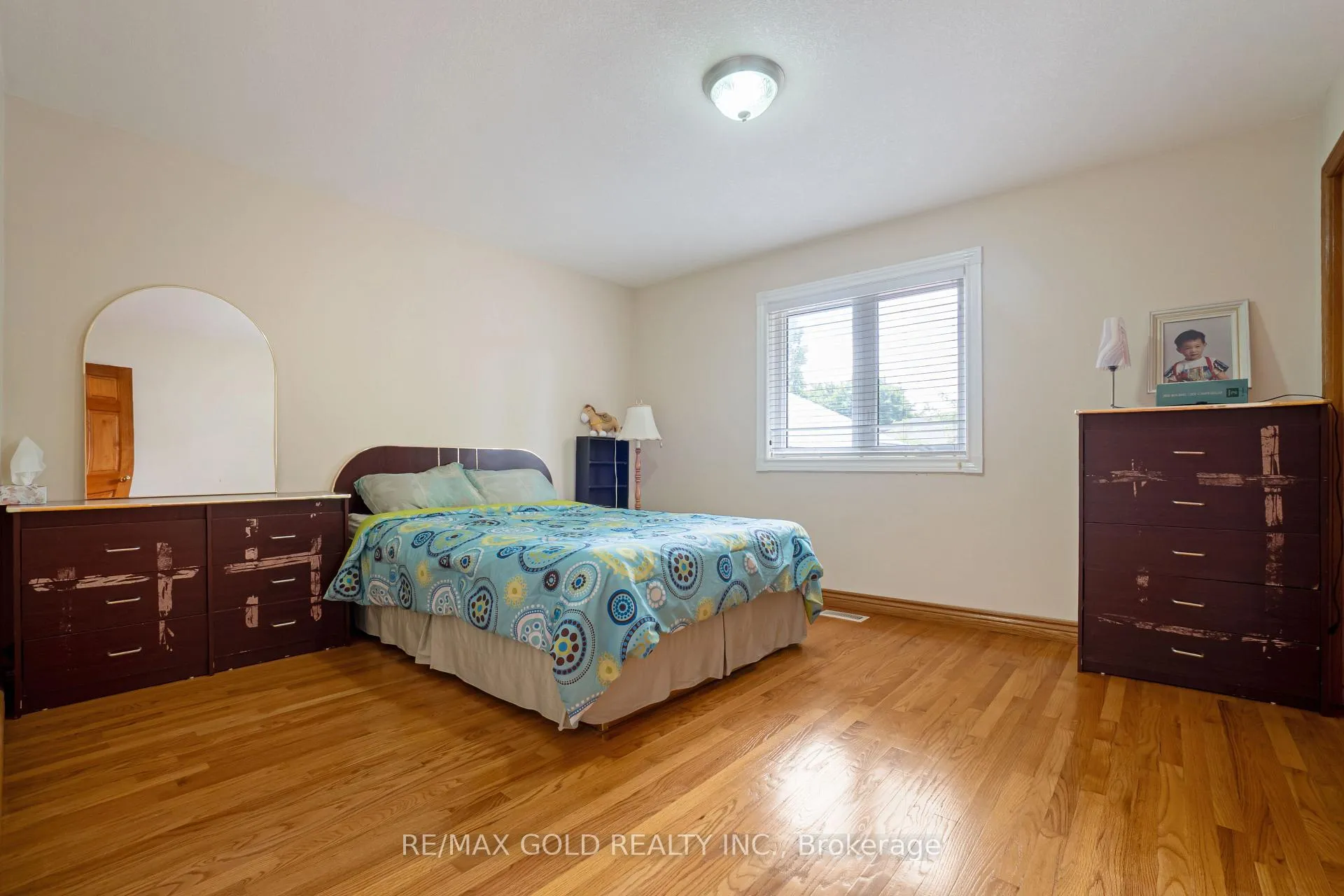 Photo 18 of 935 Willow Drive, London, South Y — HOMEH