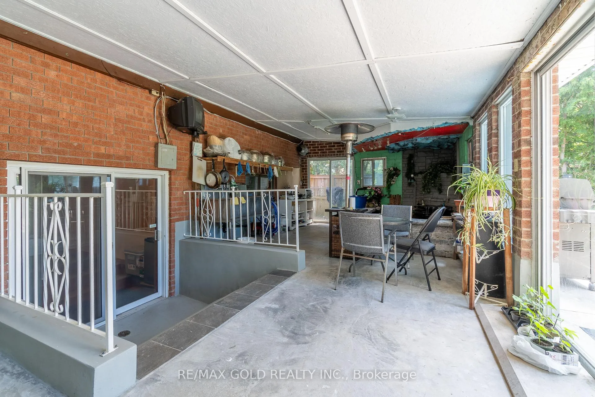 Photo 33 of 935 Willow Drive, London, South Y — HOMEH