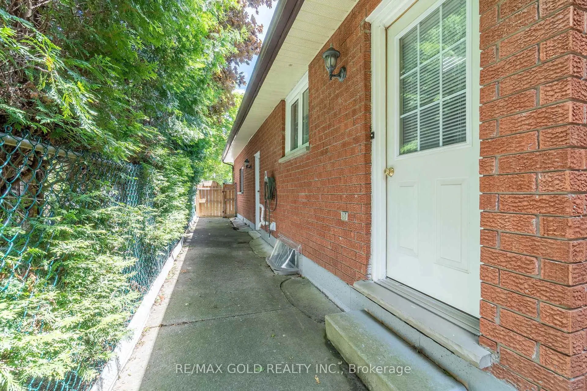 Photo 38 of 935 Willow Drive, London, South Y — HOMEH