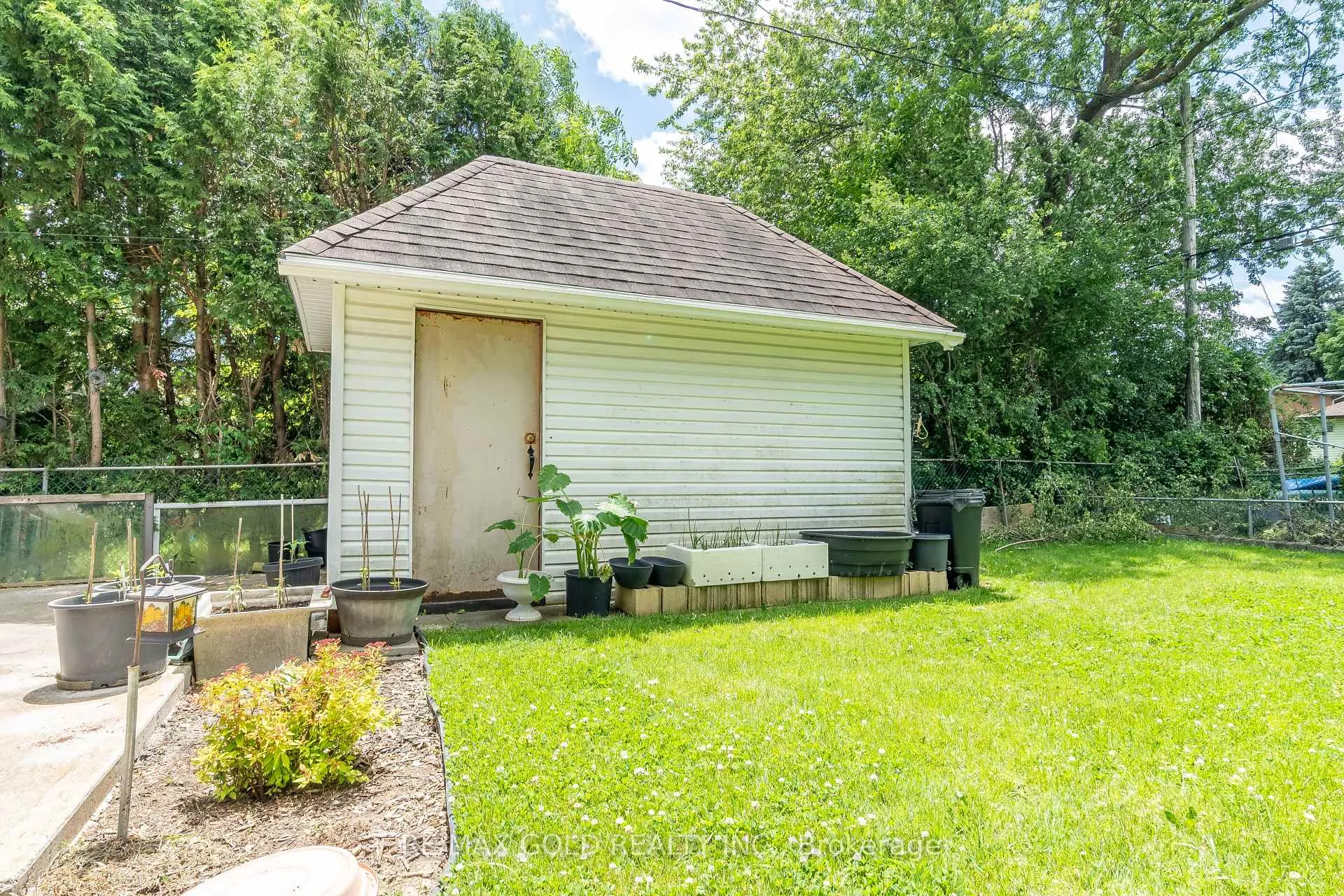 Photo 39 of 935 Willow Drive, London, South Y — HOMEH