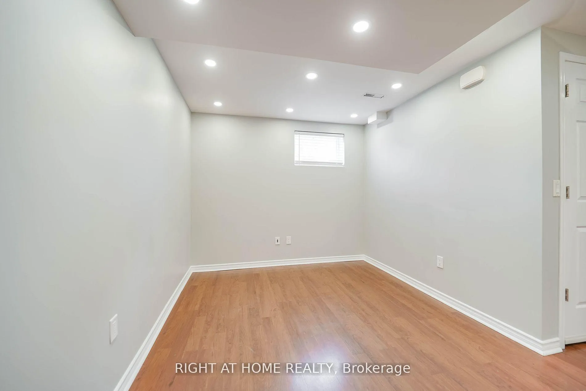Photo 8 of 2 Iangrove Terrace, Scarborough, L'Amoreaux — HOMEH