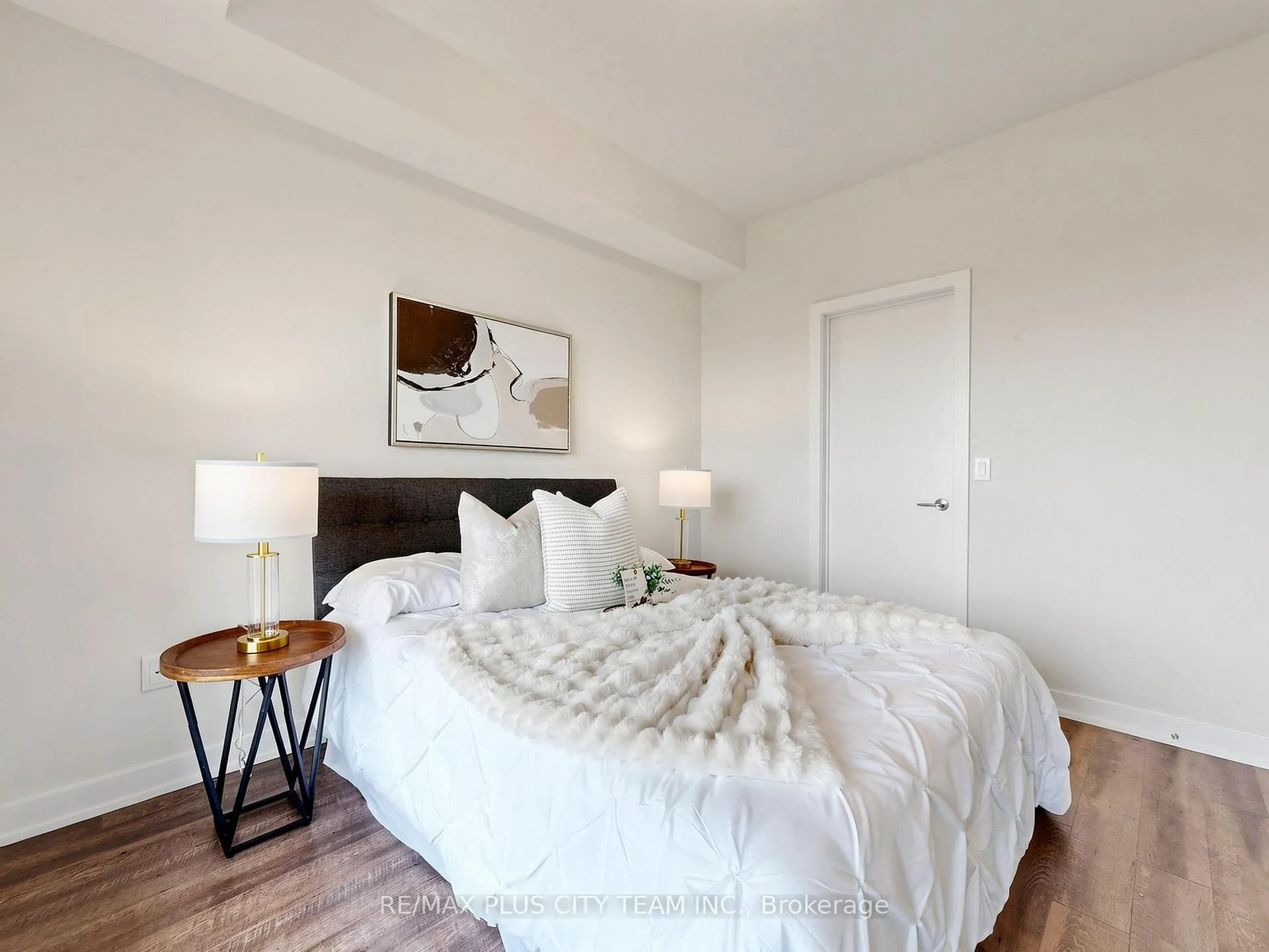 Photo 11 of Unit 415, 600 North Service Road, Hamilton, Lakeshore — HOMEH