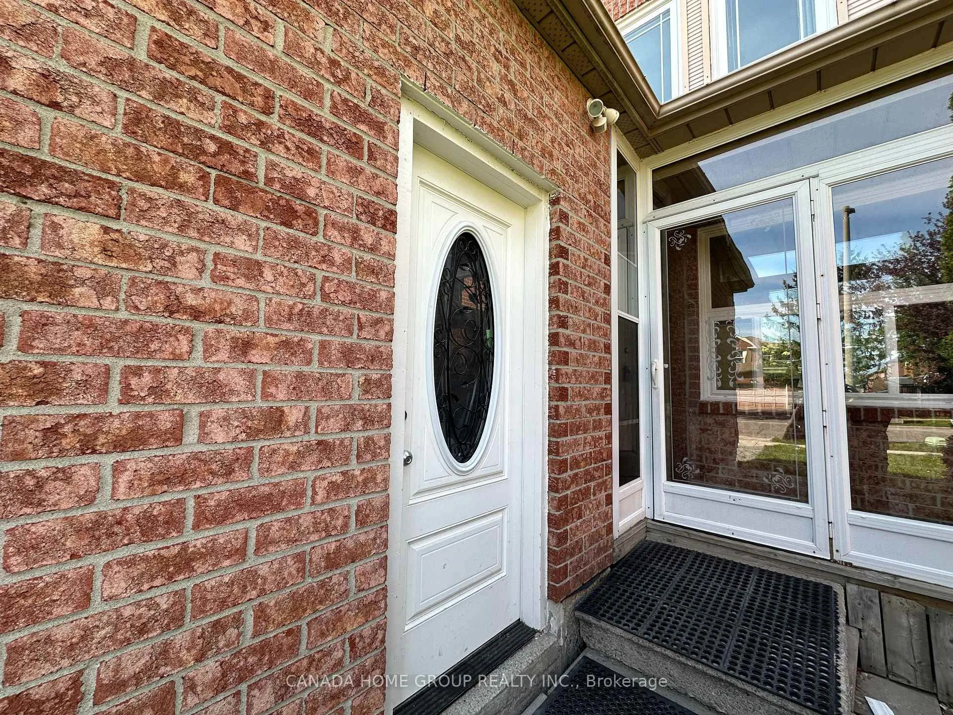 Photo 3 of 303 Riel Drive, Mississauga, Fairview — HOMEH