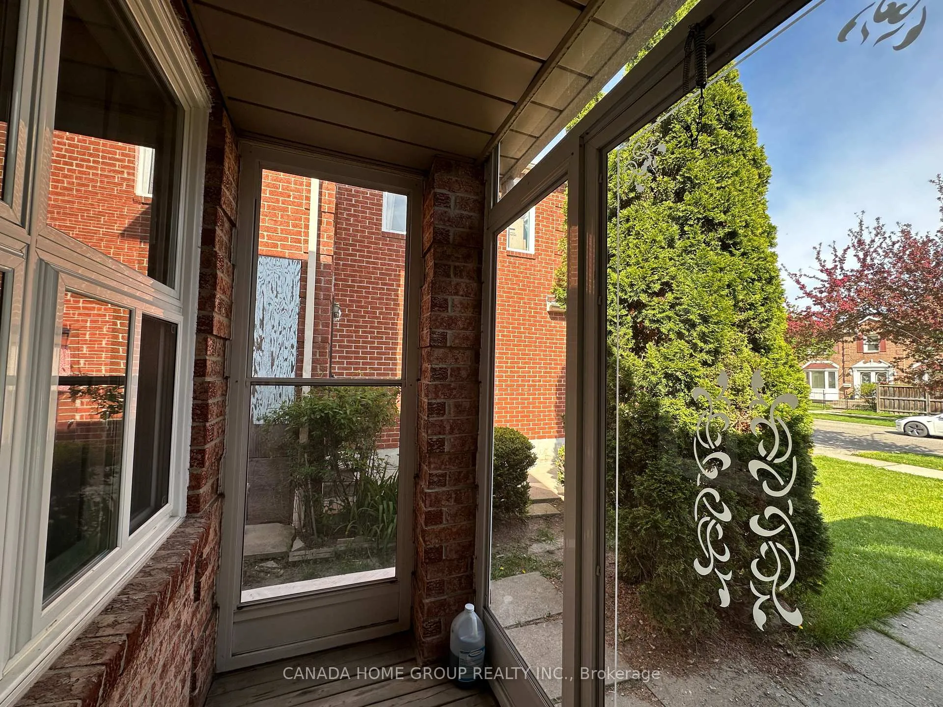 Photo 4 of 303 Riel Drive, Mississauga, Fairview — HOMEH