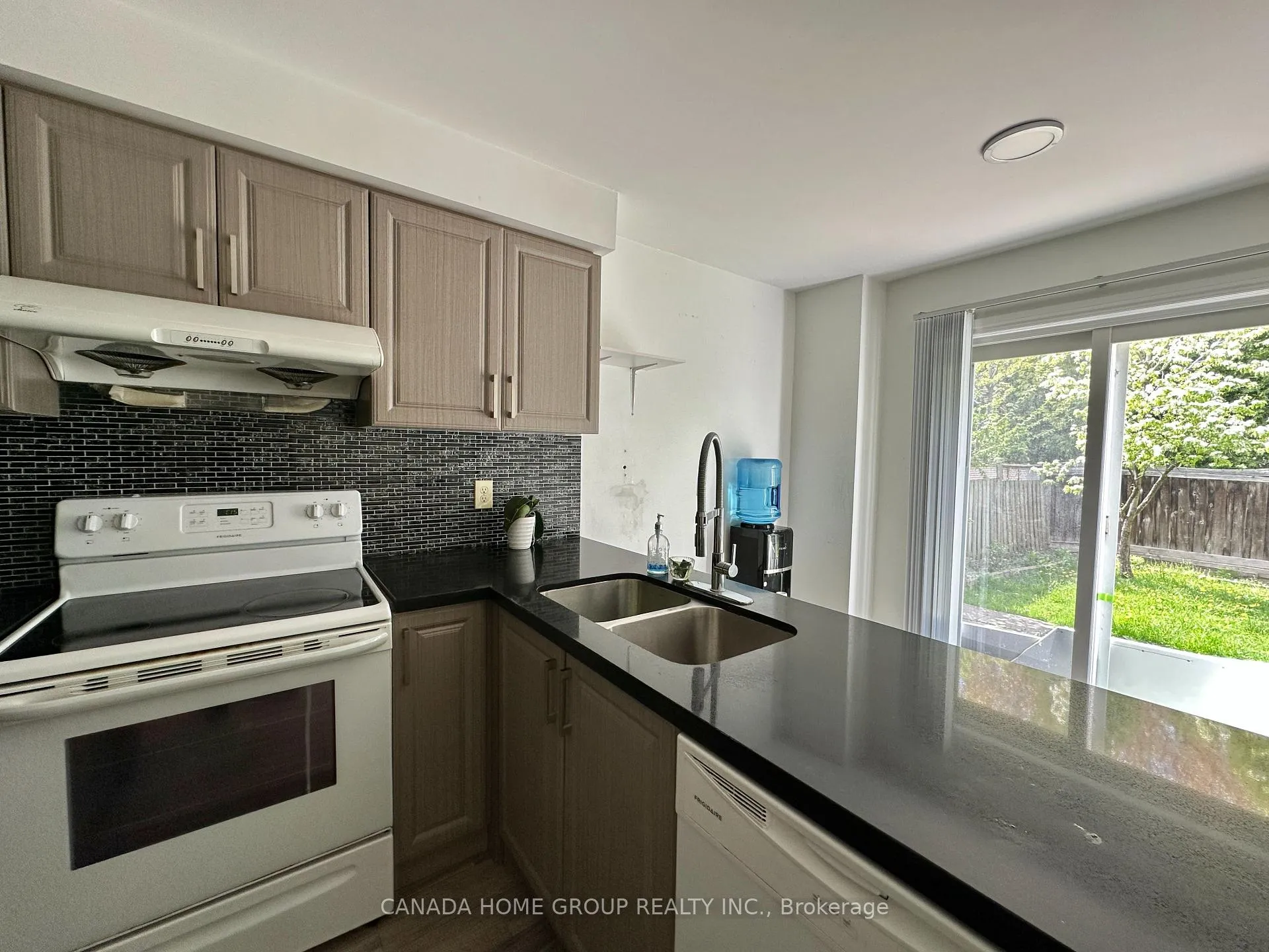 Photo 7 of 303 Riel Drive, Mississauga, Fairview — HOMEH