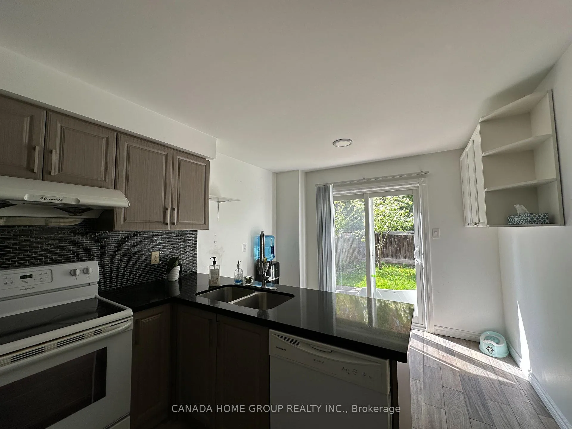 Photo 8 of 303 Riel Drive, Mississauga, Fairview — HOMEH